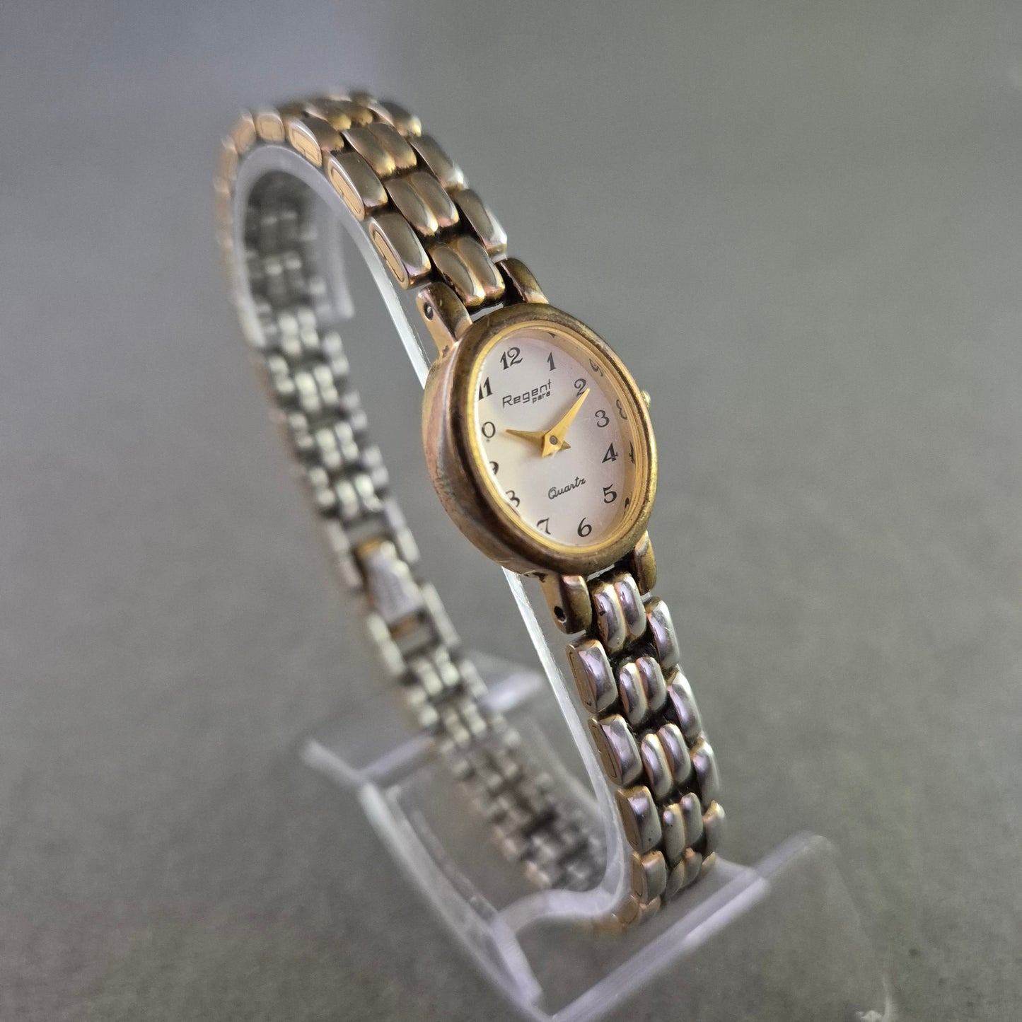 Titel Regent Damen Uhr – Klassische Ovalform mit Bicolor-Armband