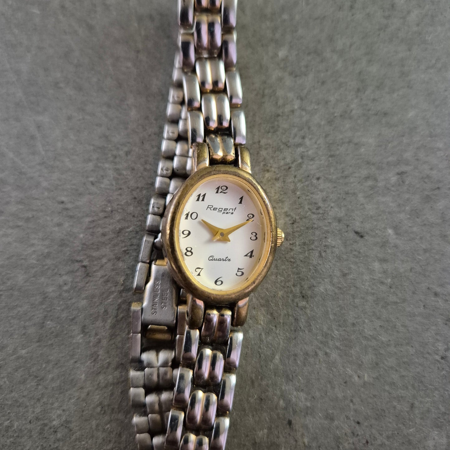 Titel Regent Damen Uhr – Klassische Ovalform mit Bicolor-Armband