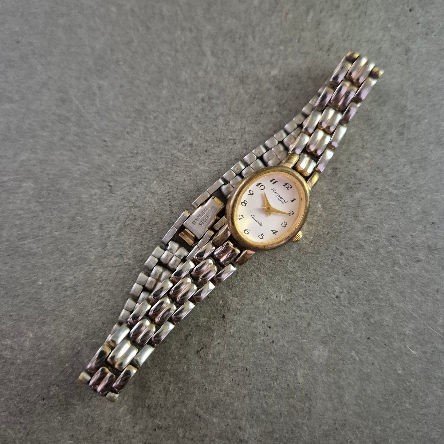 Titel Regent Damen Uhr – Klassische Ovalform mit Bicolor-Armband