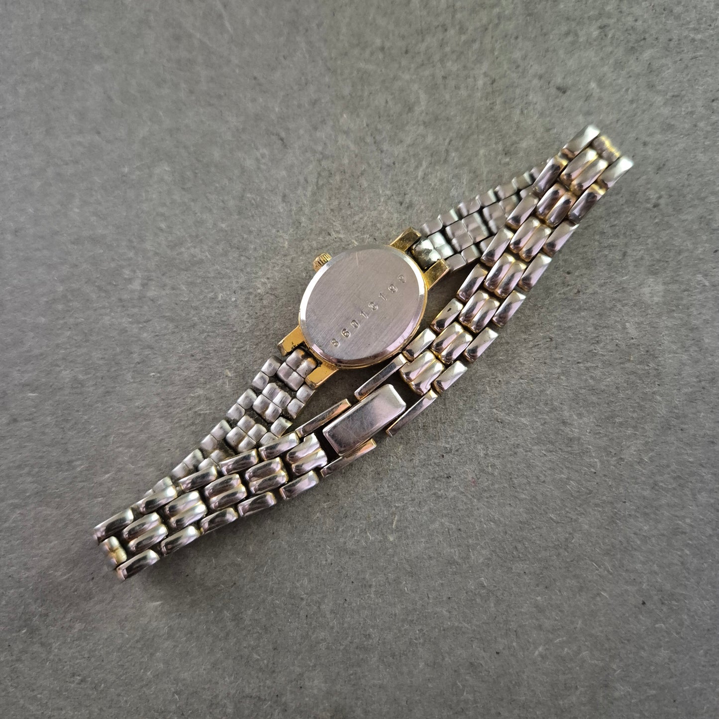 Titel Regent Damen Uhr – Klassische Ovalform mit Bicolor-Armband