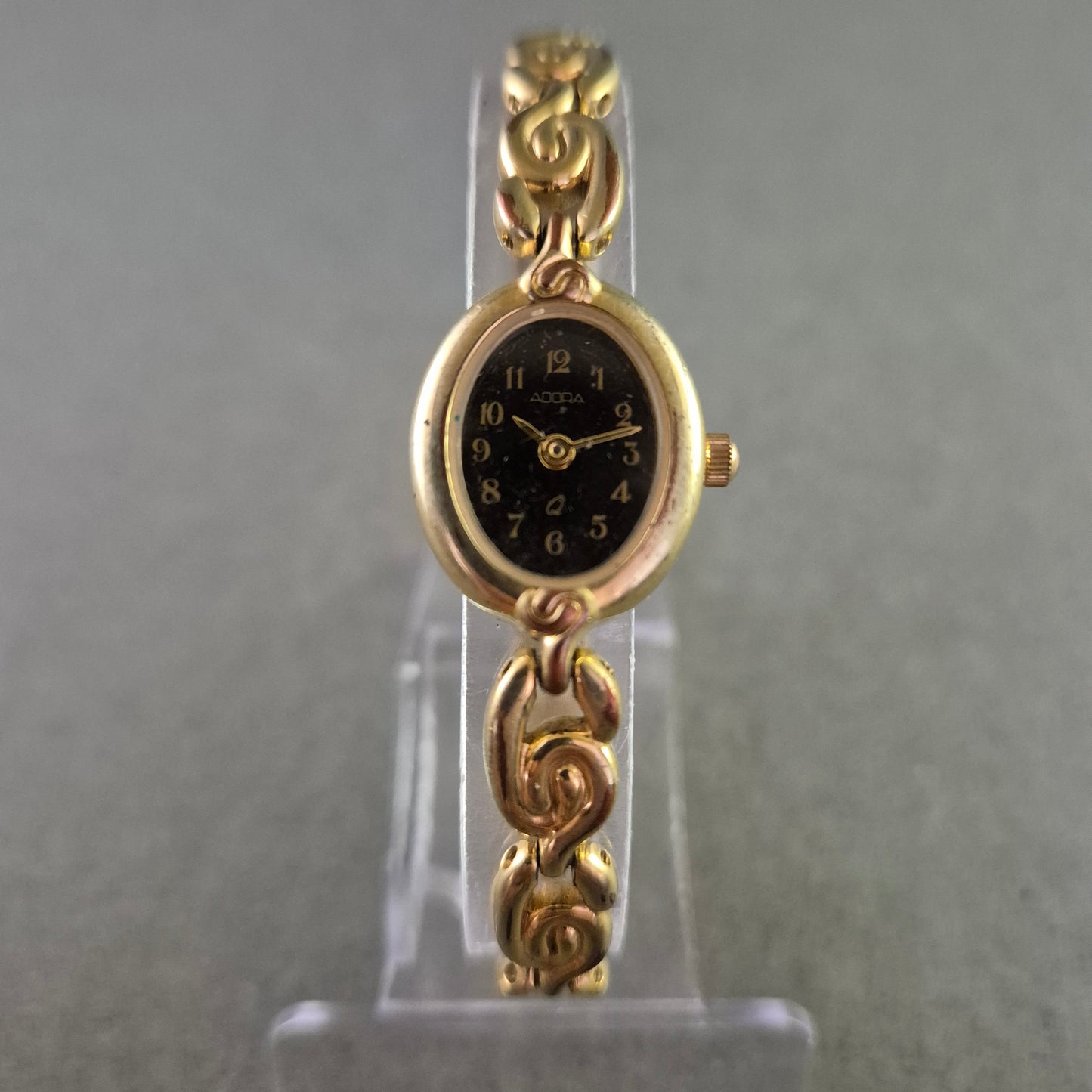 Adora Damen Uhr – Goldfarben mit dekorativem Armband