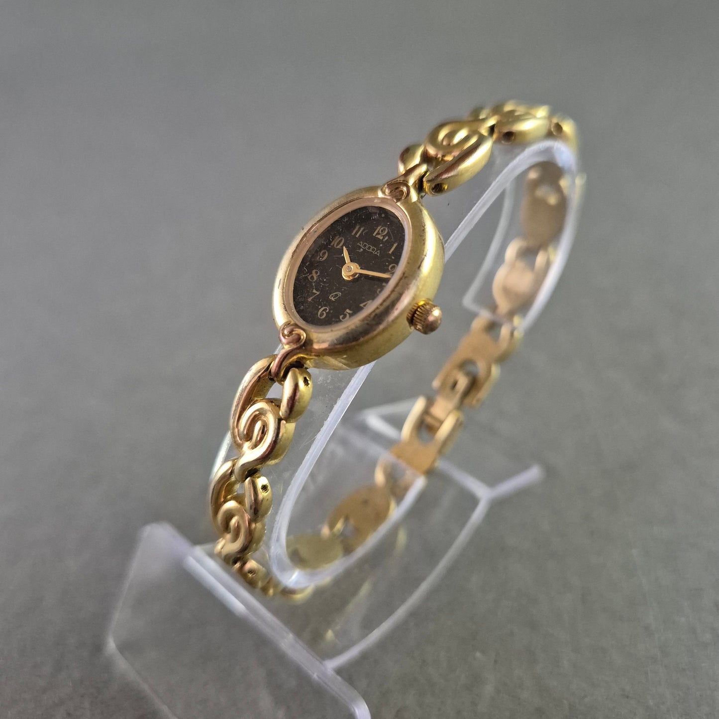 Adora Damen Uhr – Goldfarben mit dekorativem Armband