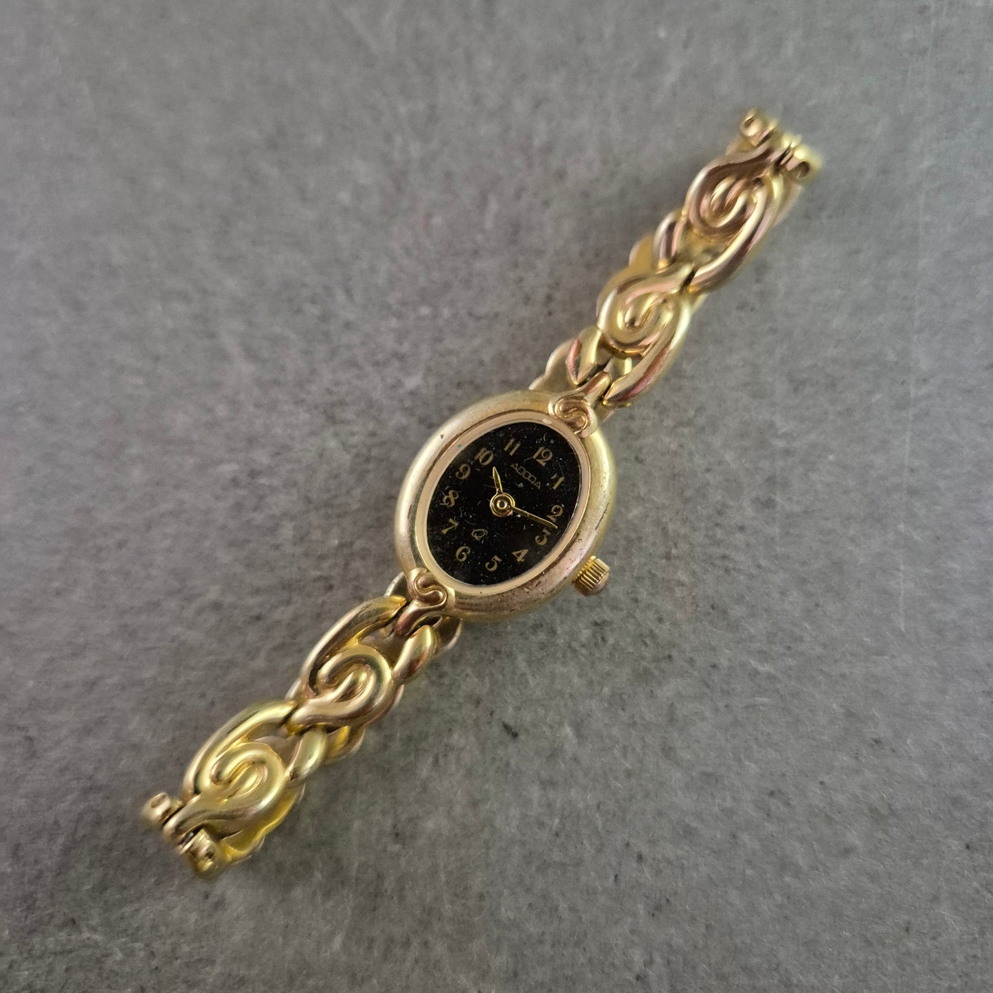 Adora Damen Uhr – Goldfarben mit dekorativem Armband