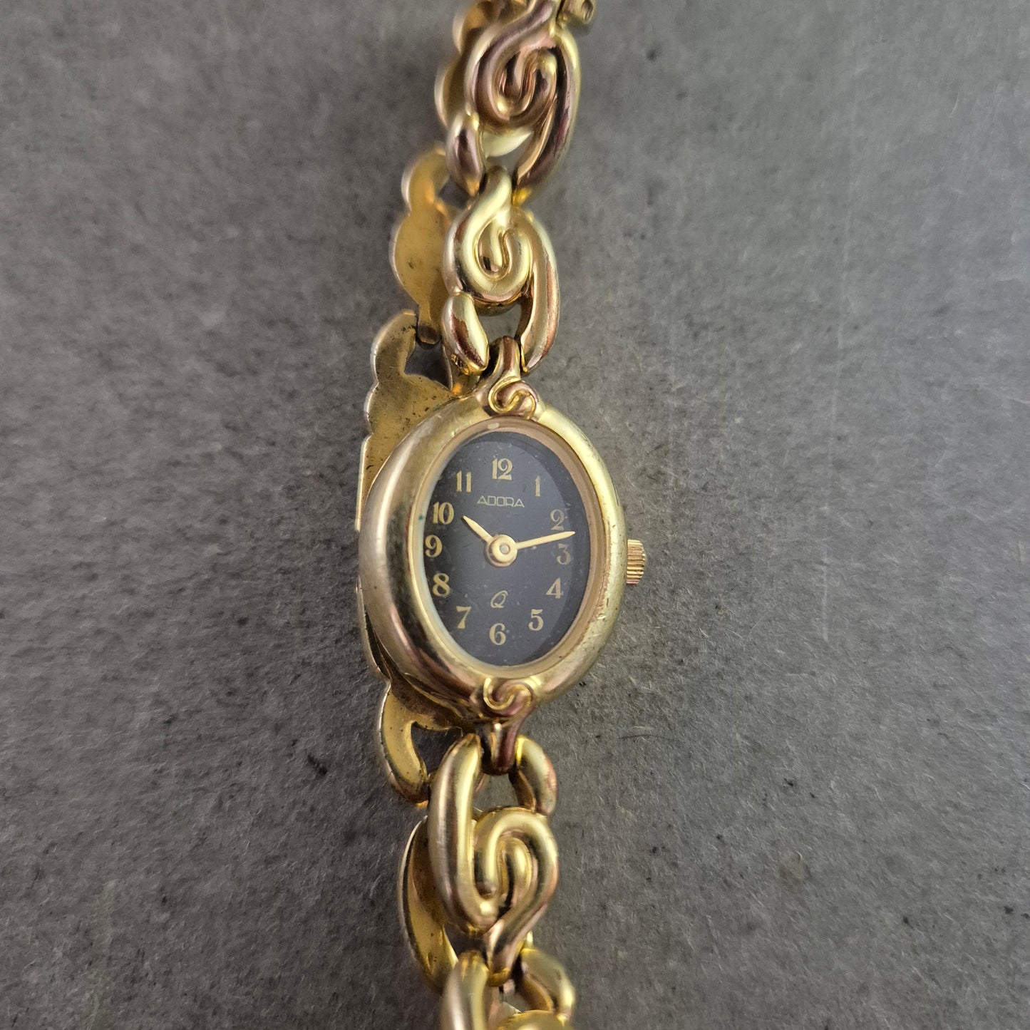Adora Damen Uhr – Goldfarben mit dekorativem Armband