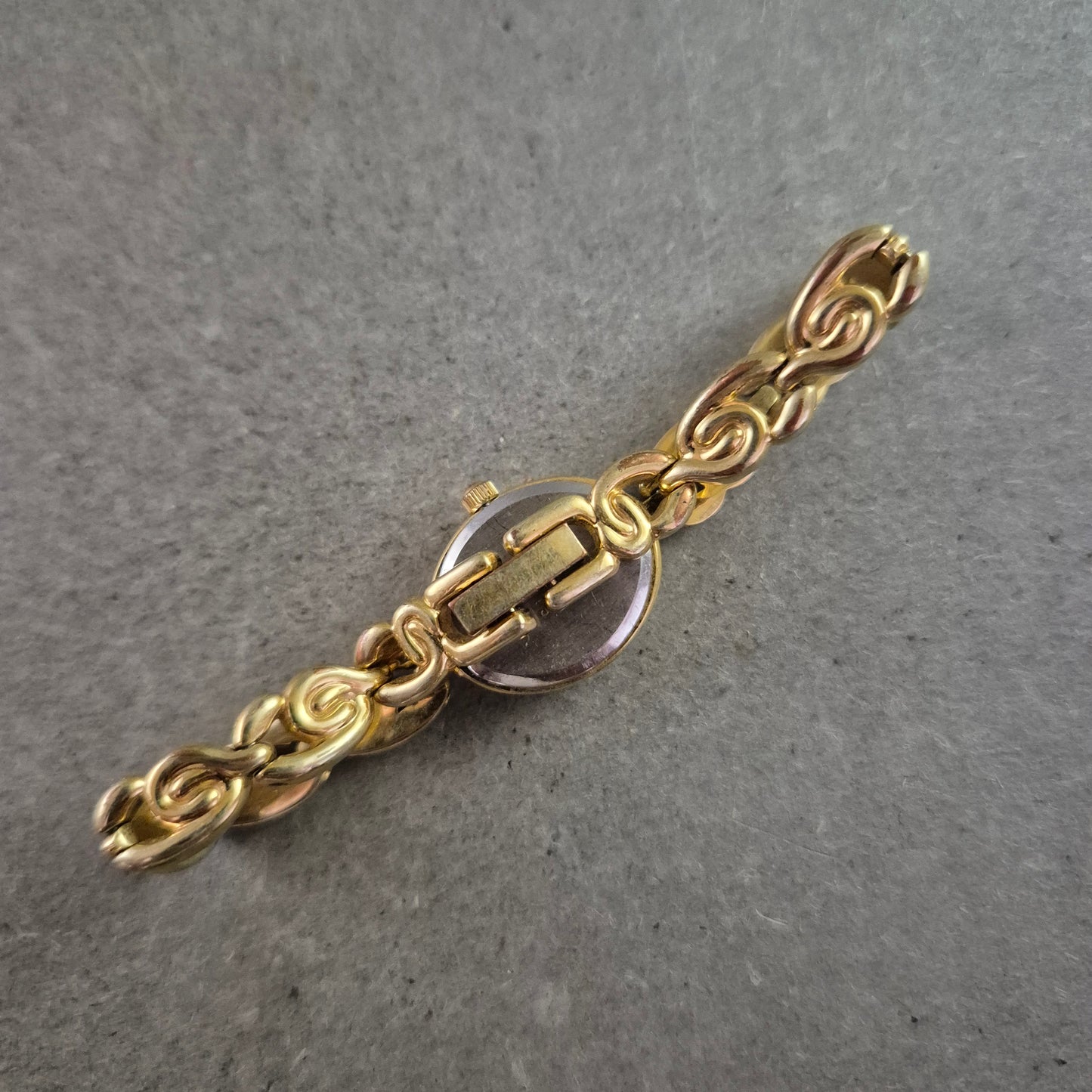 Adora Damen Uhr – Goldfarben mit dekorativem Armband