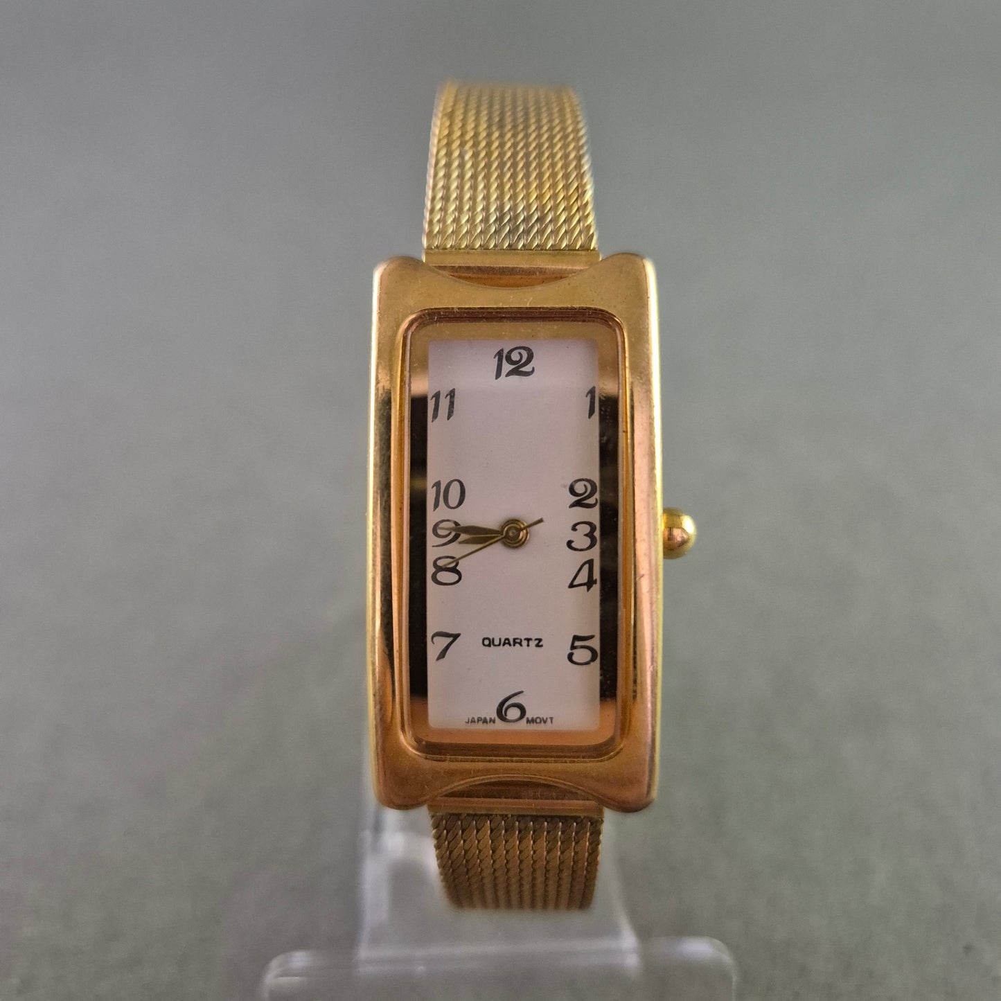 Elegante Damen Uhr mit rechteckigem Gehäuse und Milanaise-Band