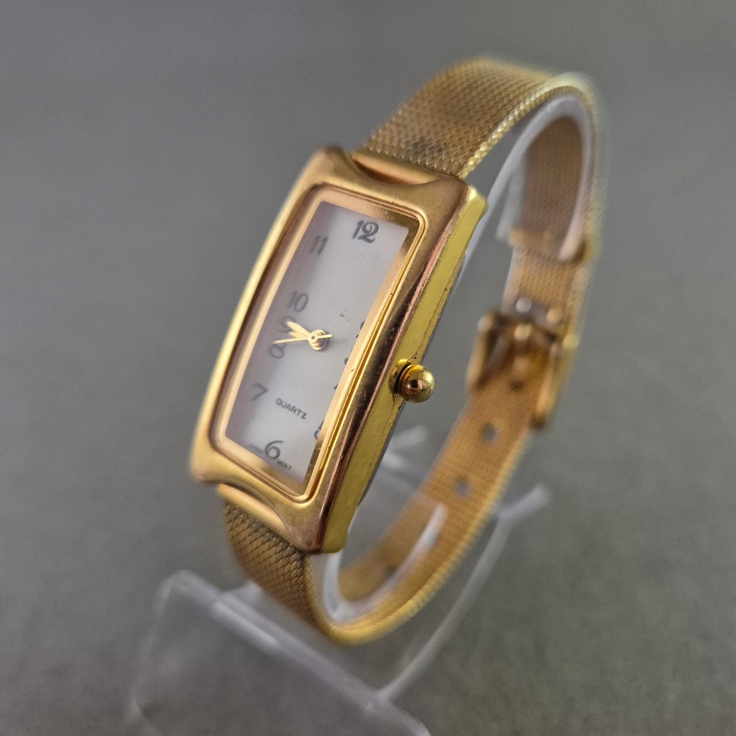 Elegante Damen Uhr mit rechteckigem Gehäuse und Milanaise-Band