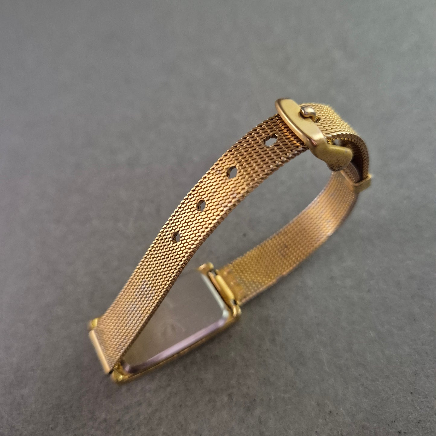 Elegante Damen Uhr mit rechteckigem Gehäuse und Milanaise-Band