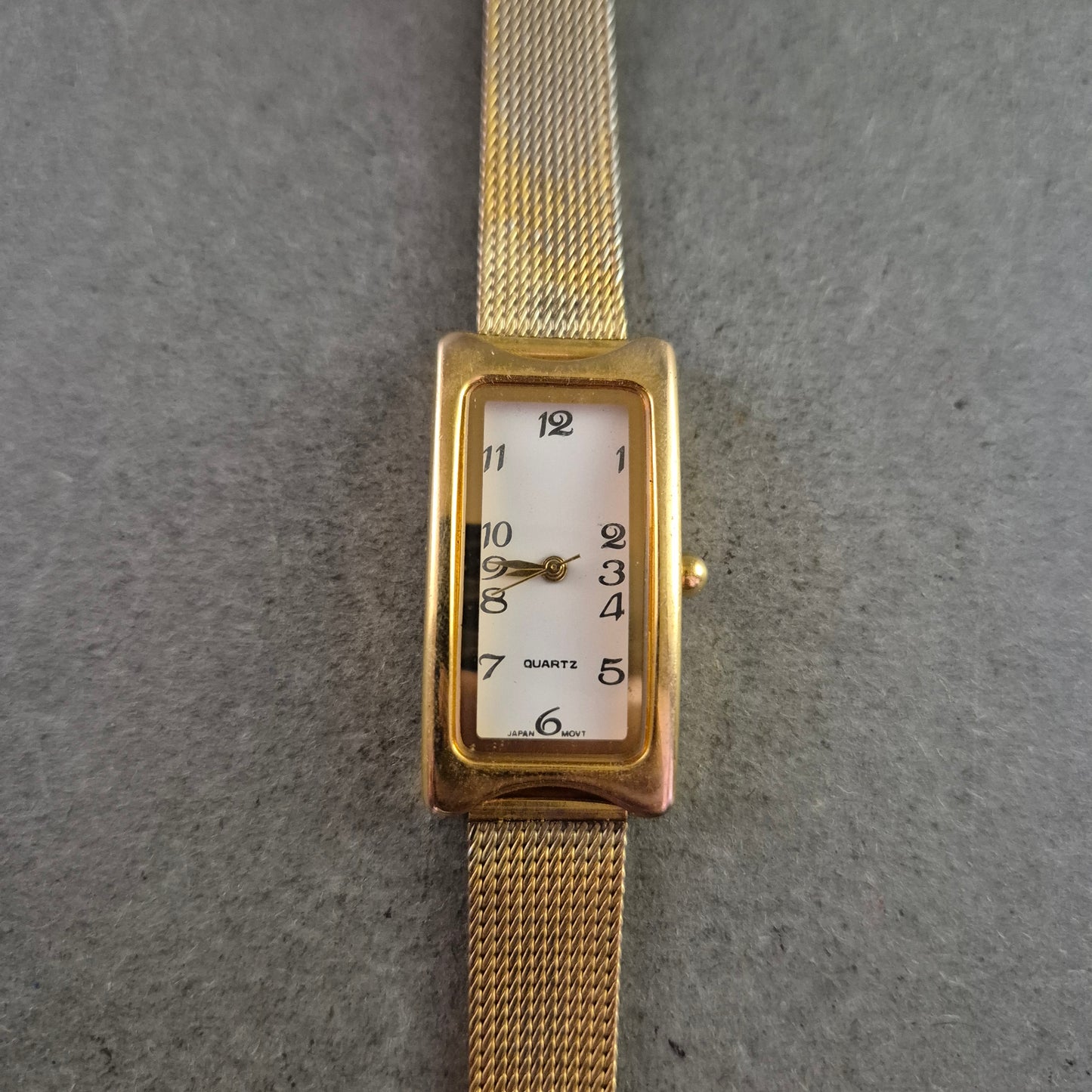 Elegante Damen Uhr mit rechteckigem Gehäuse und Milanaise-Band