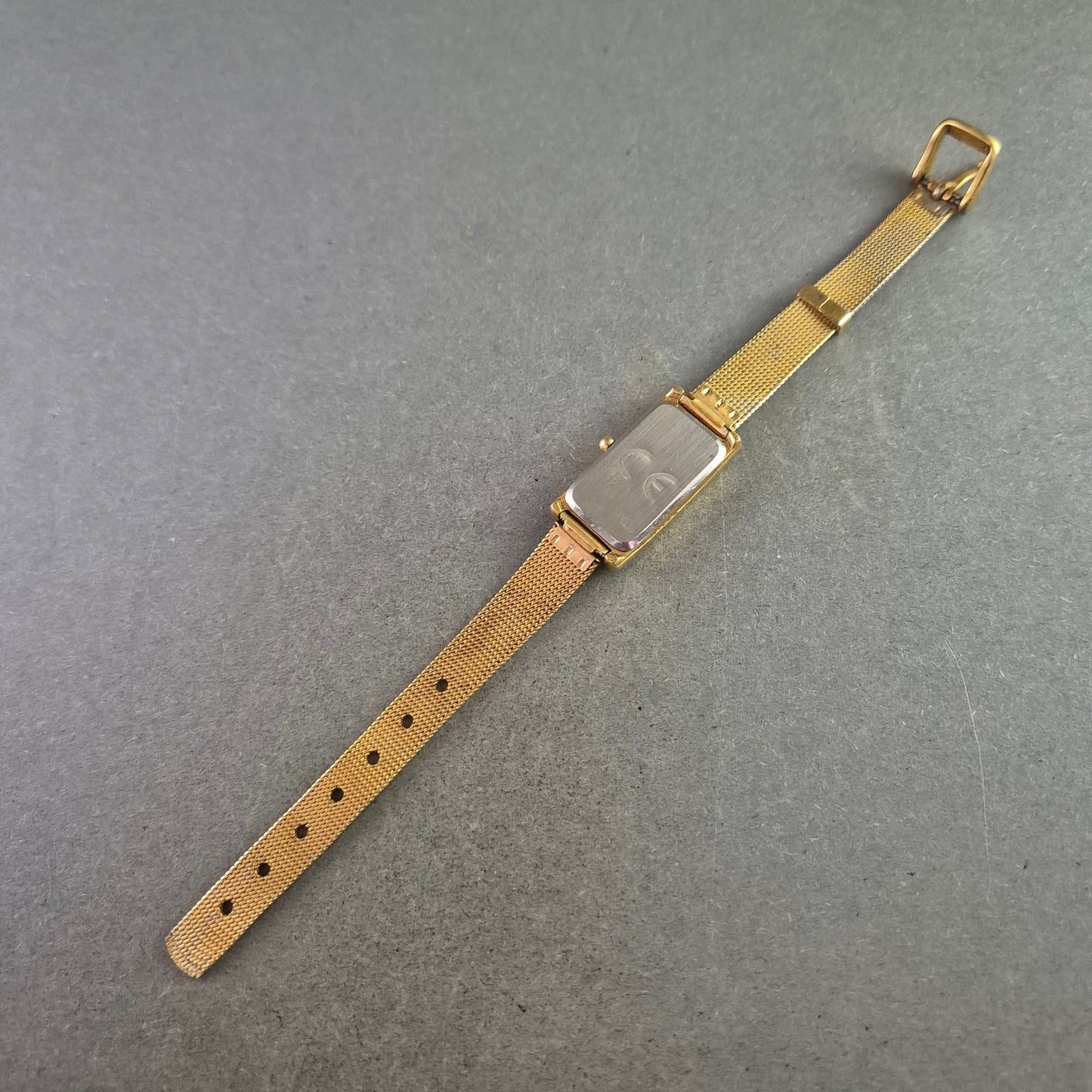 Elegante Damen Uhr mit rechteckigem Gehäuse und Milanaise-Band