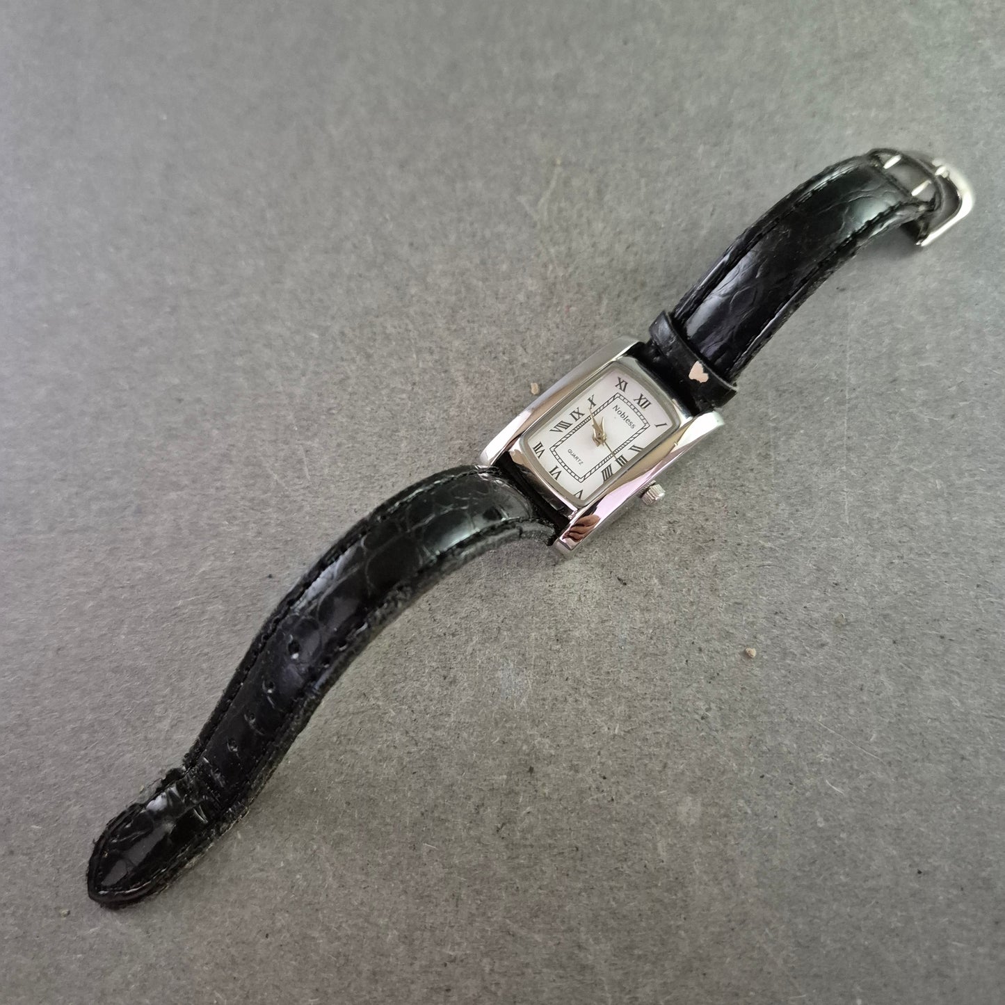 Elegante Damen Uhr Nobless mit schwarzem Lederband