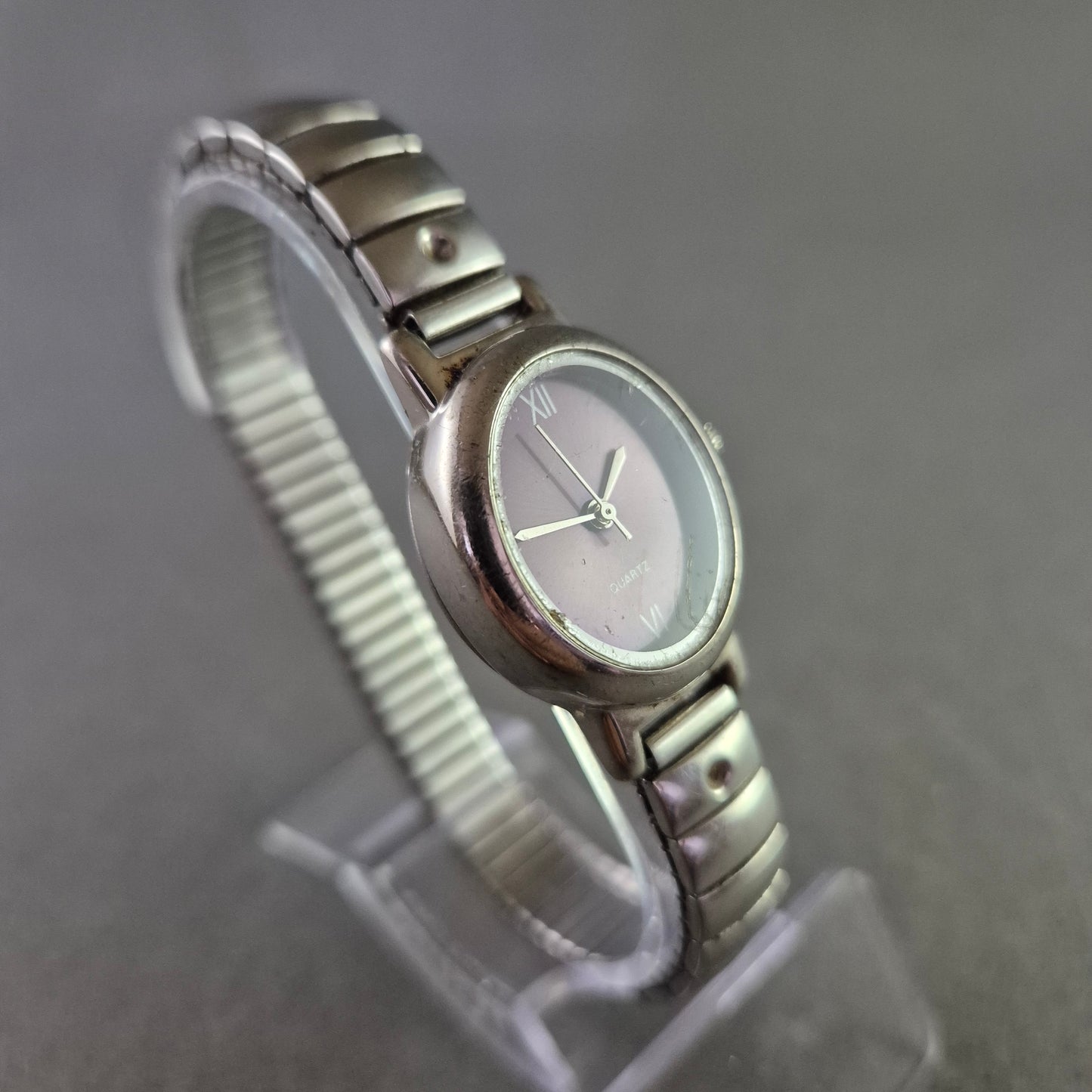 Klassische Damen Uhr mit dunklem Zifferblatt und Flexband