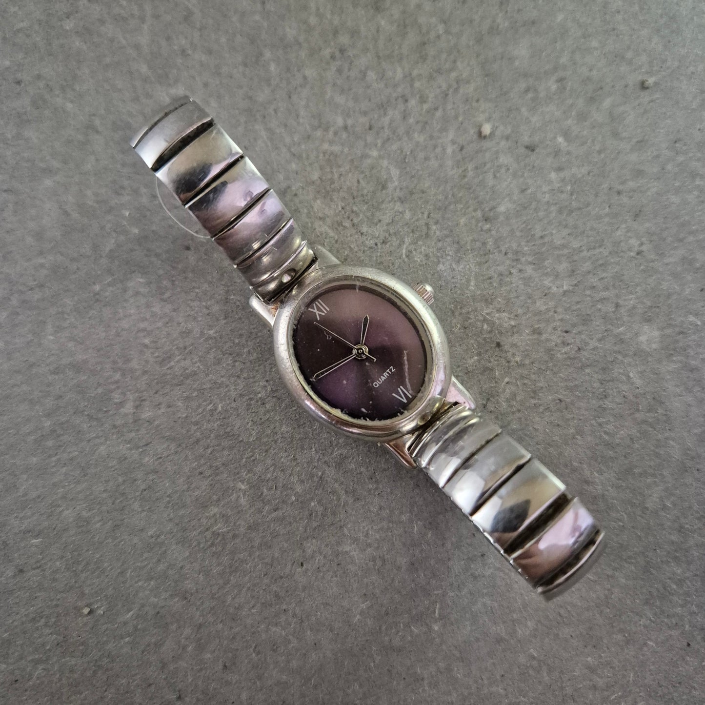 Klassische Damen Uhr mit dunklem Zifferblatt und Flexband