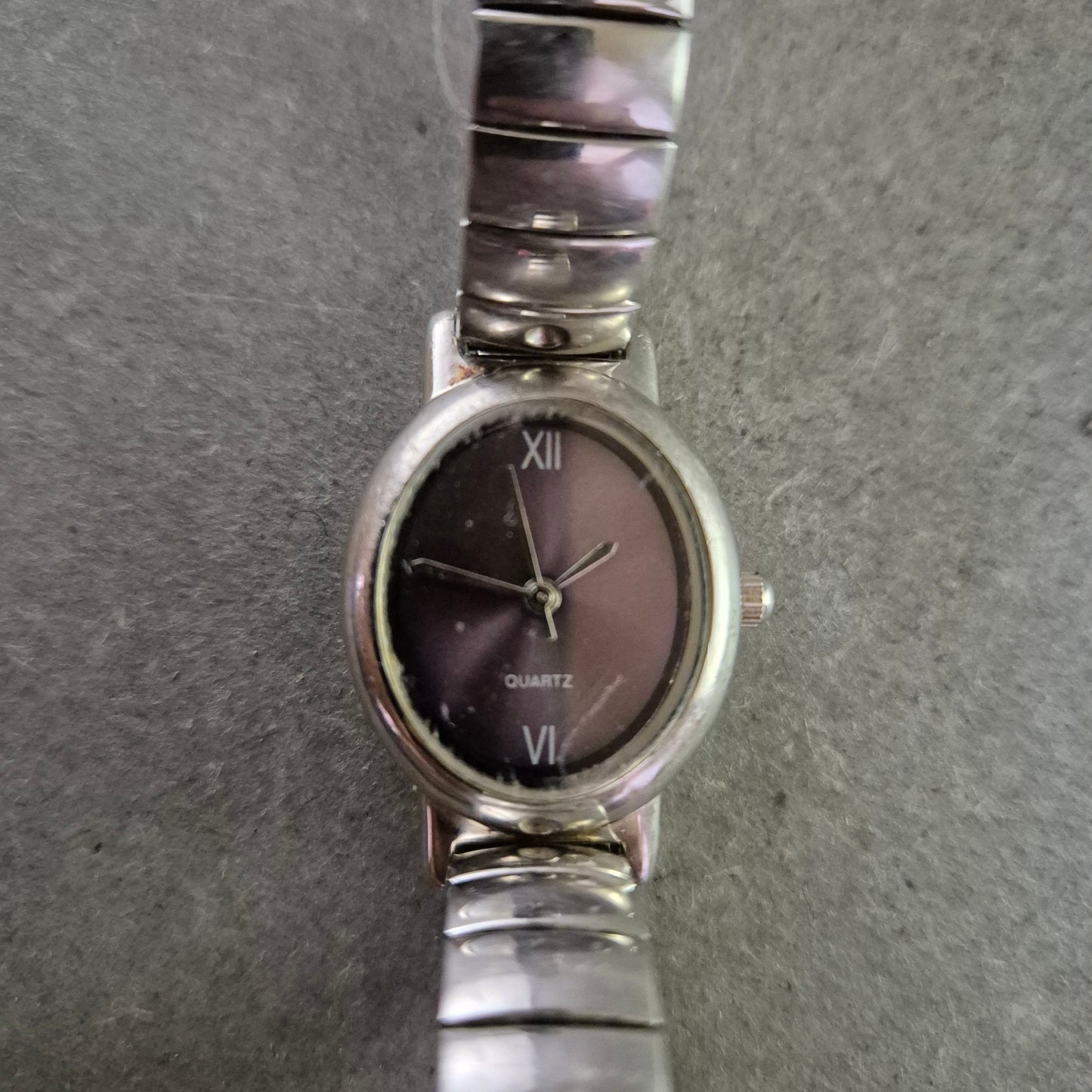 Klassische Damen Uhr mit dunklem Zifferblatt und Flexband