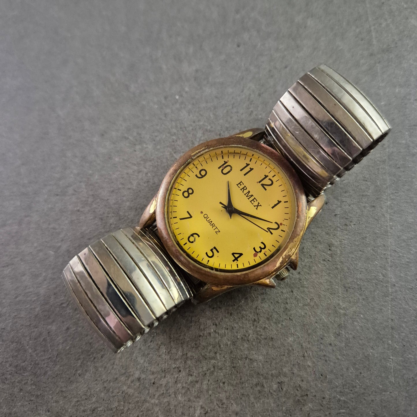 Charmante Damen Uhr ERMEX mit gelbem Zifferblatt und Flexband