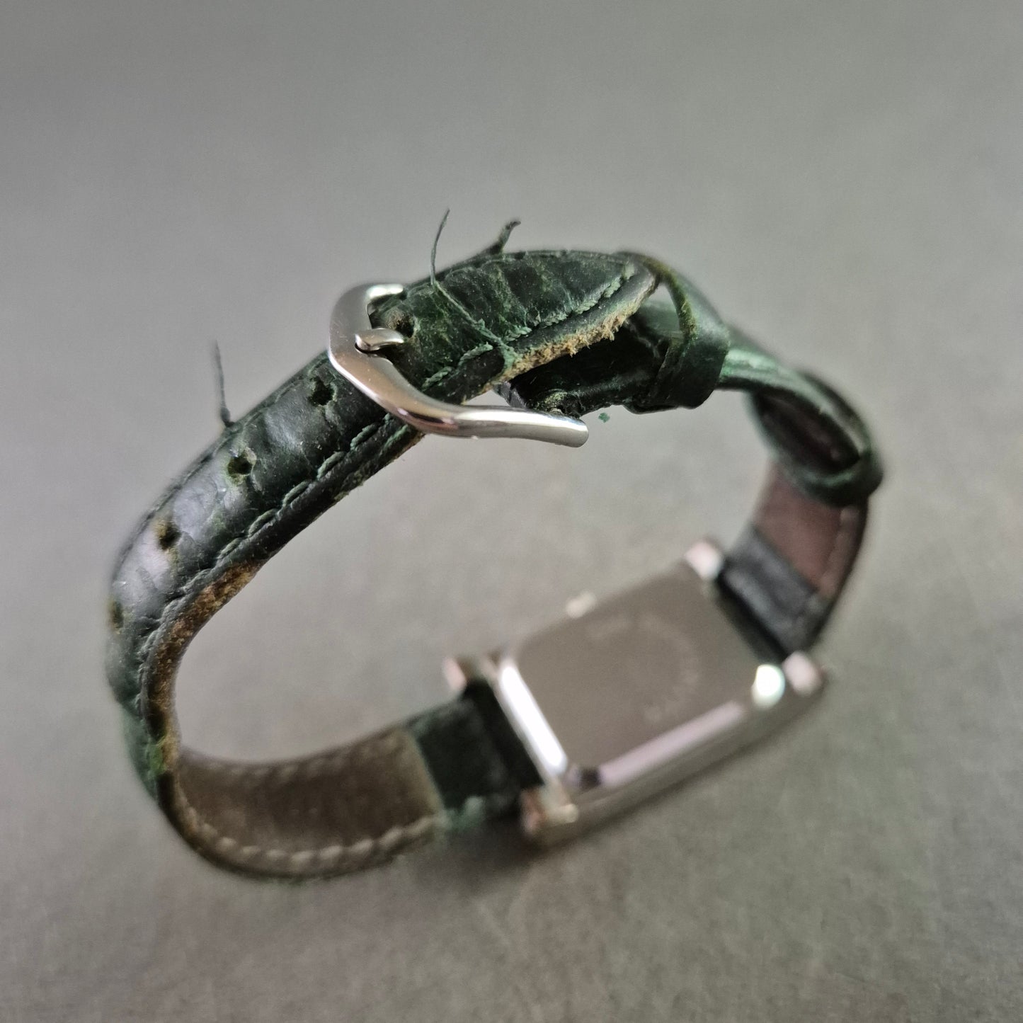 Elegante Damen Uhr mit Strass und dunkelgrünem Lederband
