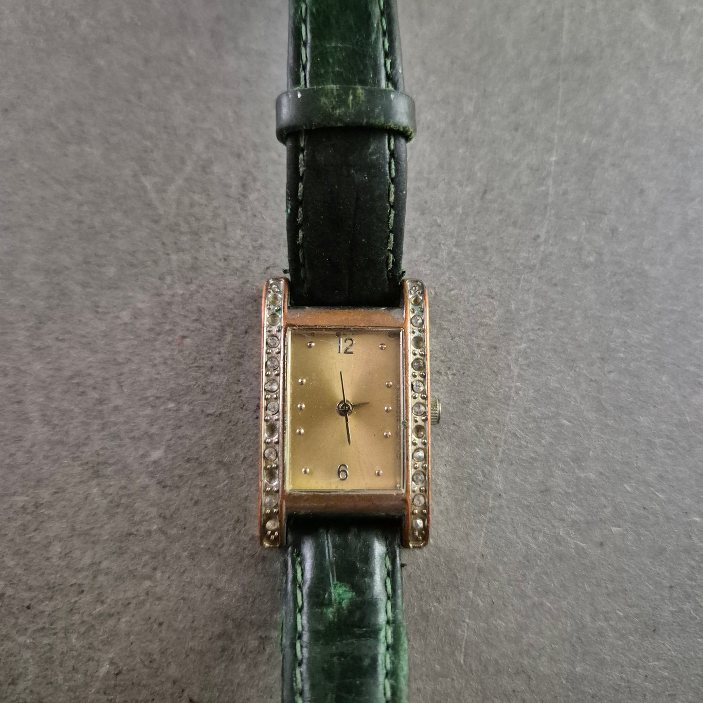 Elegante Damen Uhr mit Strass und dunkelgrünem Lederband