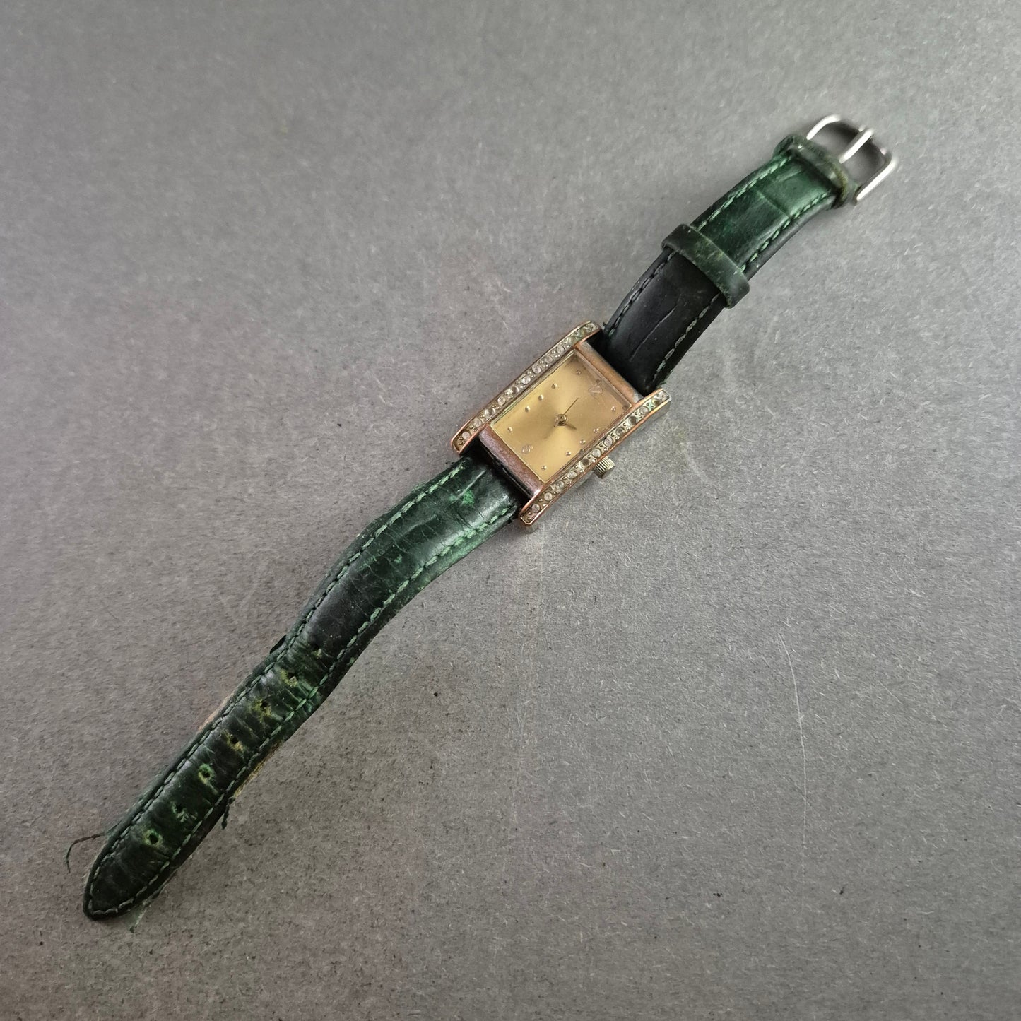 Elegante Damen Uhr mit Strass und dunkelgrünem Lederband