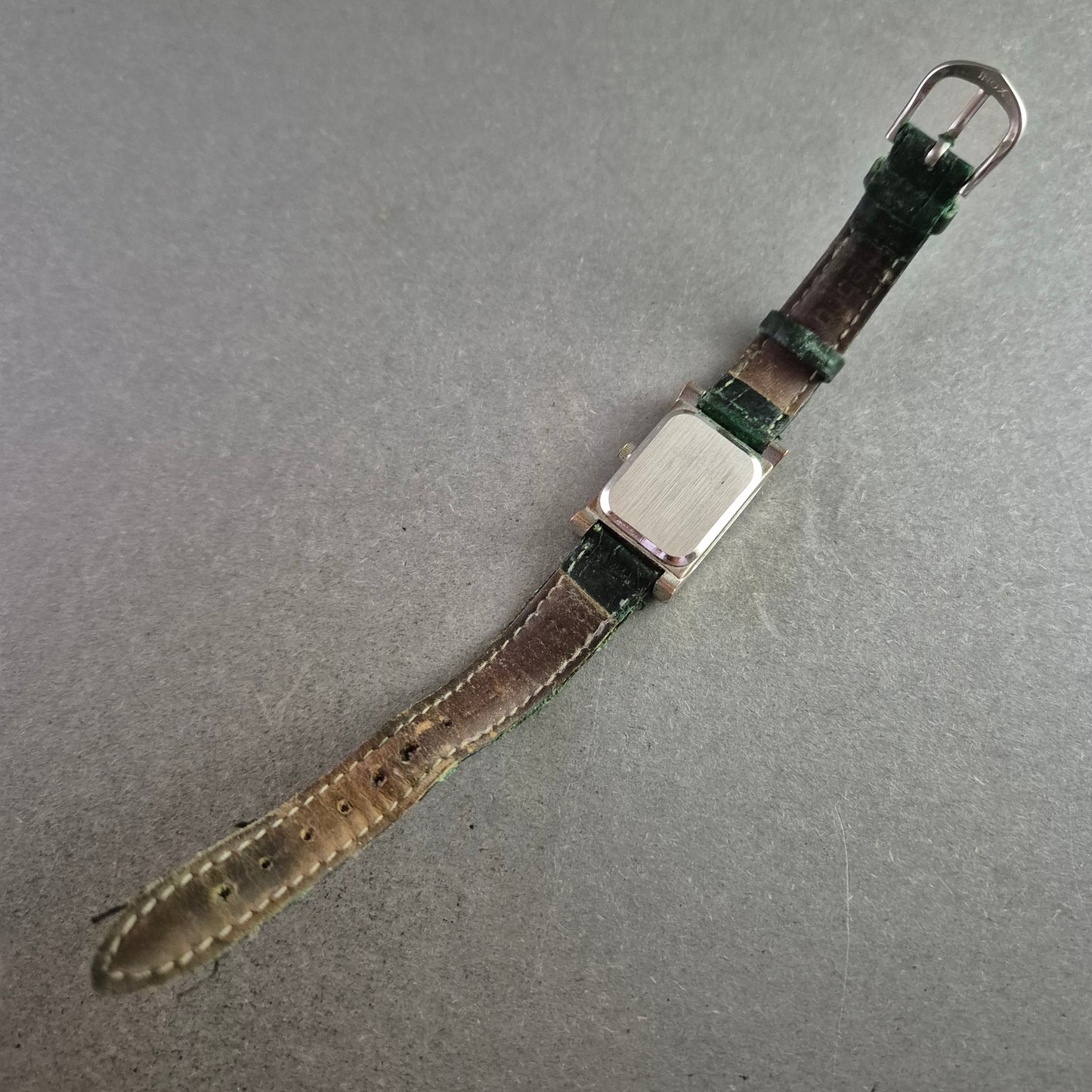 Elegante Damen Uhr mit Strass und dunkelgrünem Lederband