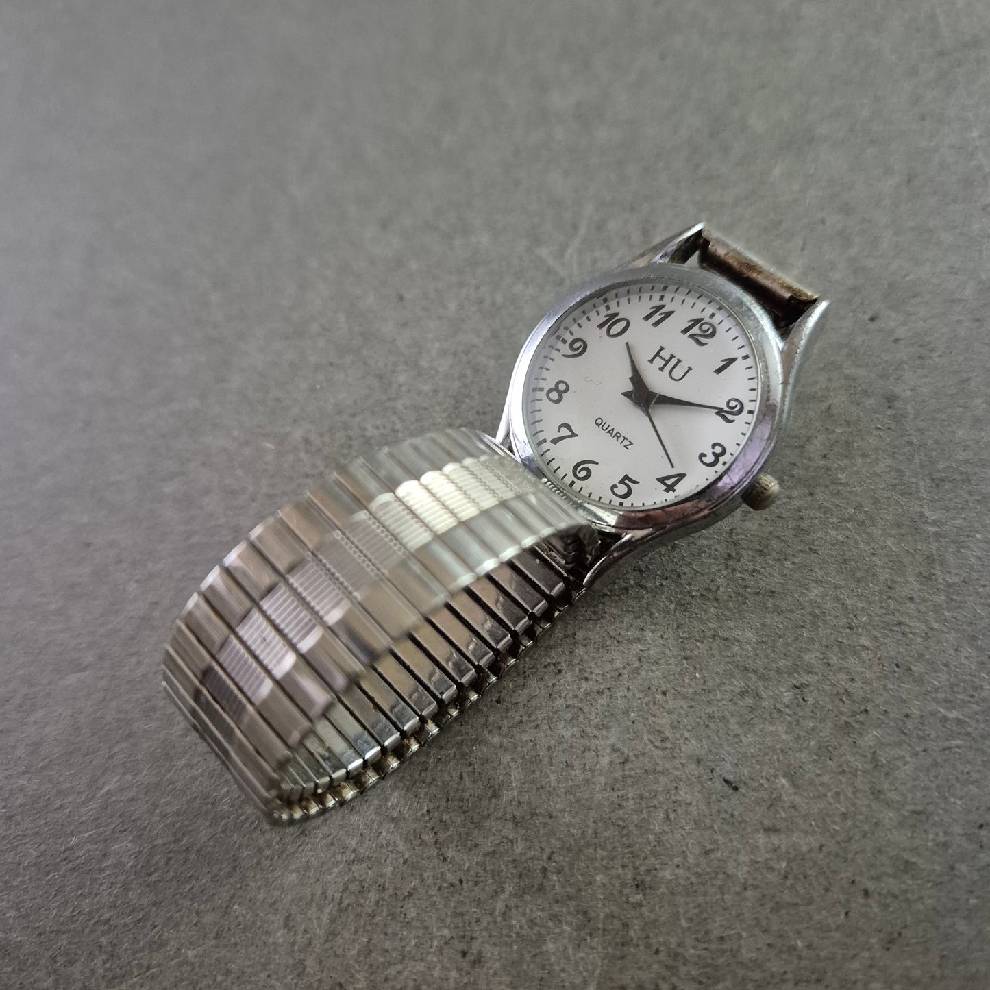 Klassische Damen Uhr HU mit Flexband in Silberfarben