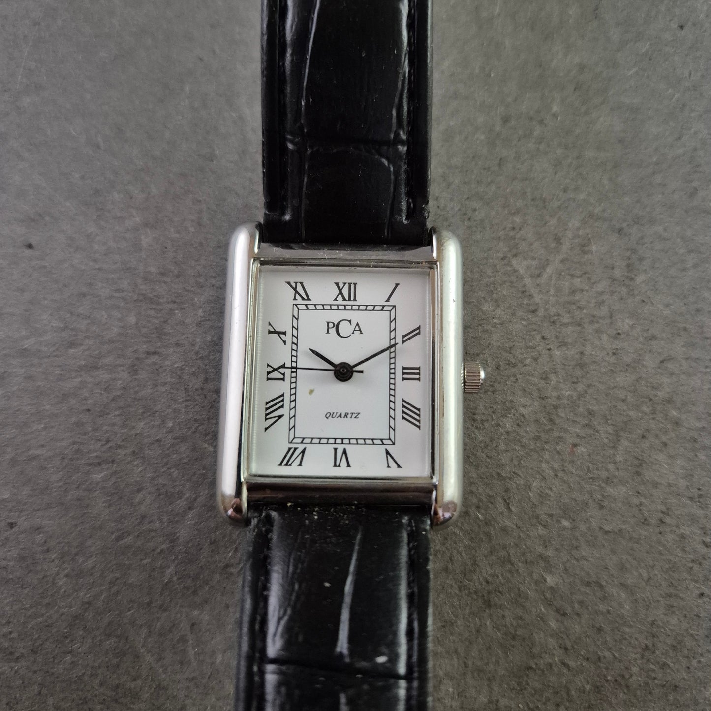 Elegante Damen Uhr PCA mit römischen Ziffern und Lederband