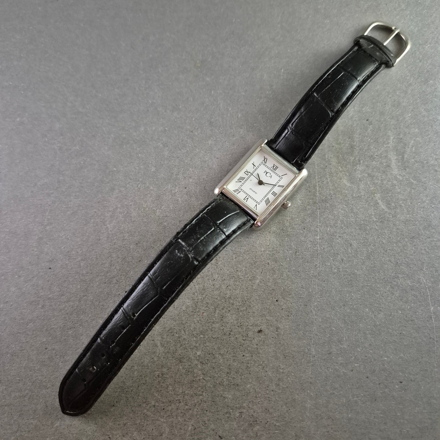 Elegante Damen Uhr PCA mit römischen Ziffern und Lederband