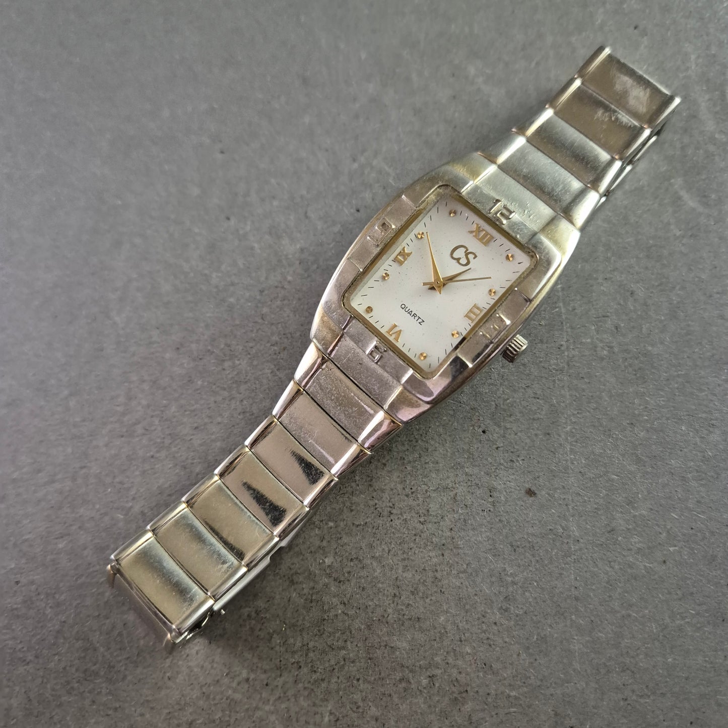 Elegante Damen Uhr CS mit römischen Ziffern und Metallband