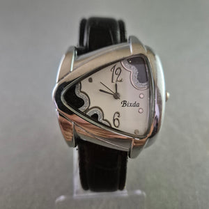 Extravagante Damen Uhr Bixda mit Dreiecks-Zifferblatt und Lederband