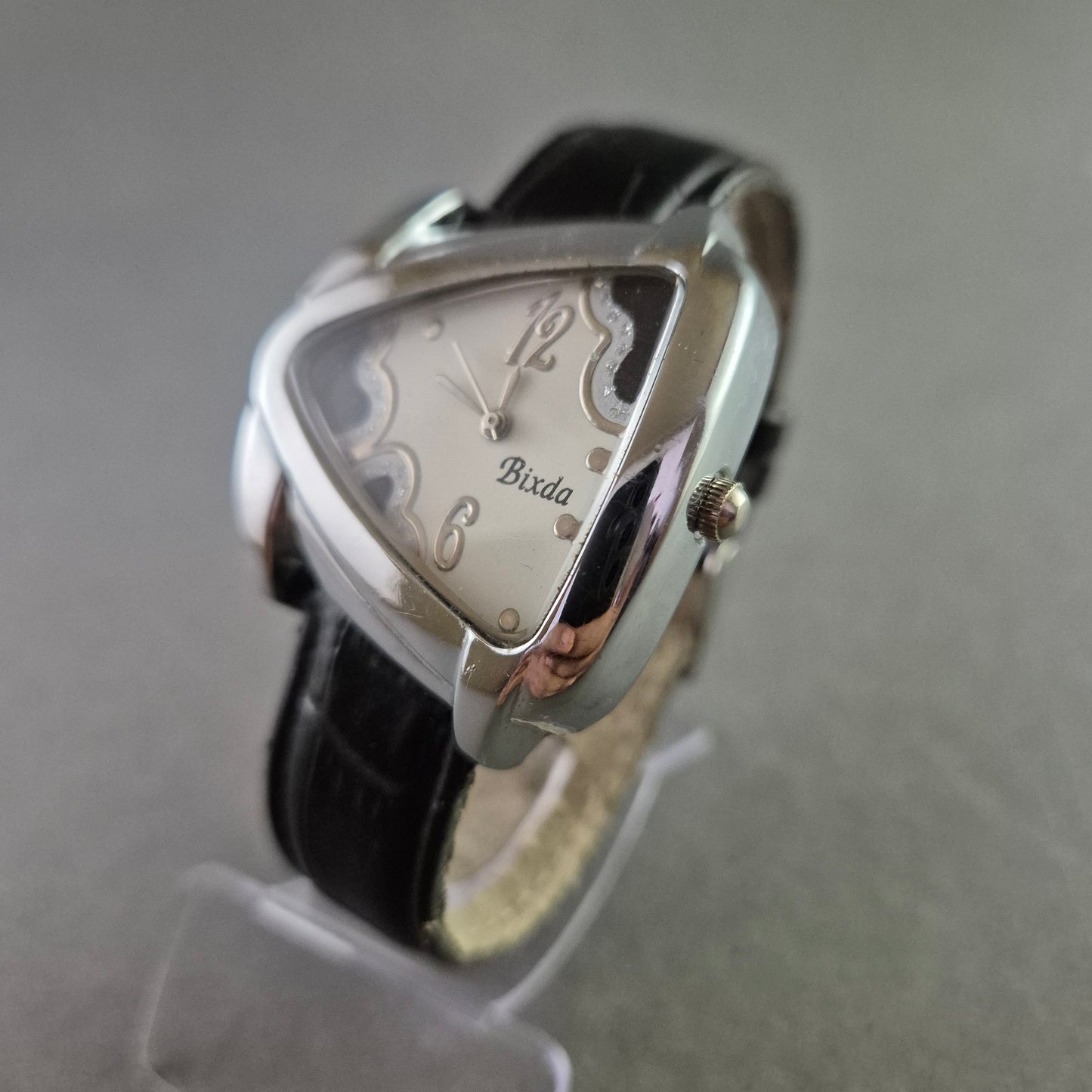 Extravagante Damen Uhr Bixda mit Dreiecks-Zifferblatt und Lederband