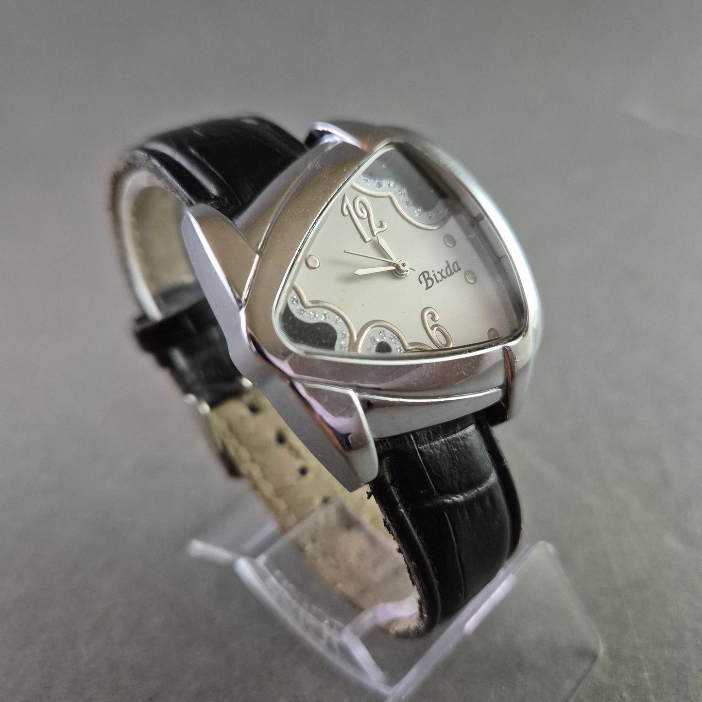 Extravagante Damen Uhr Bixda mit Dreiecks-Zifferblatt und Lederband