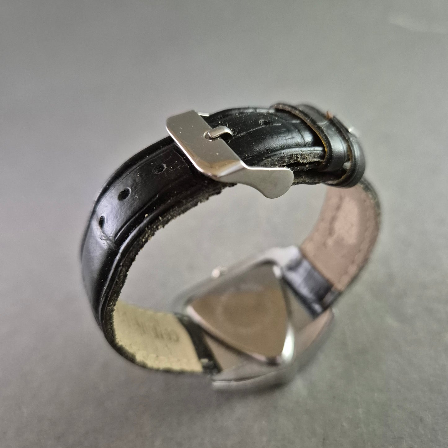 Extravagante Damen Uhr Bixda mit Dreiecks-Zifferblatt und Lederband