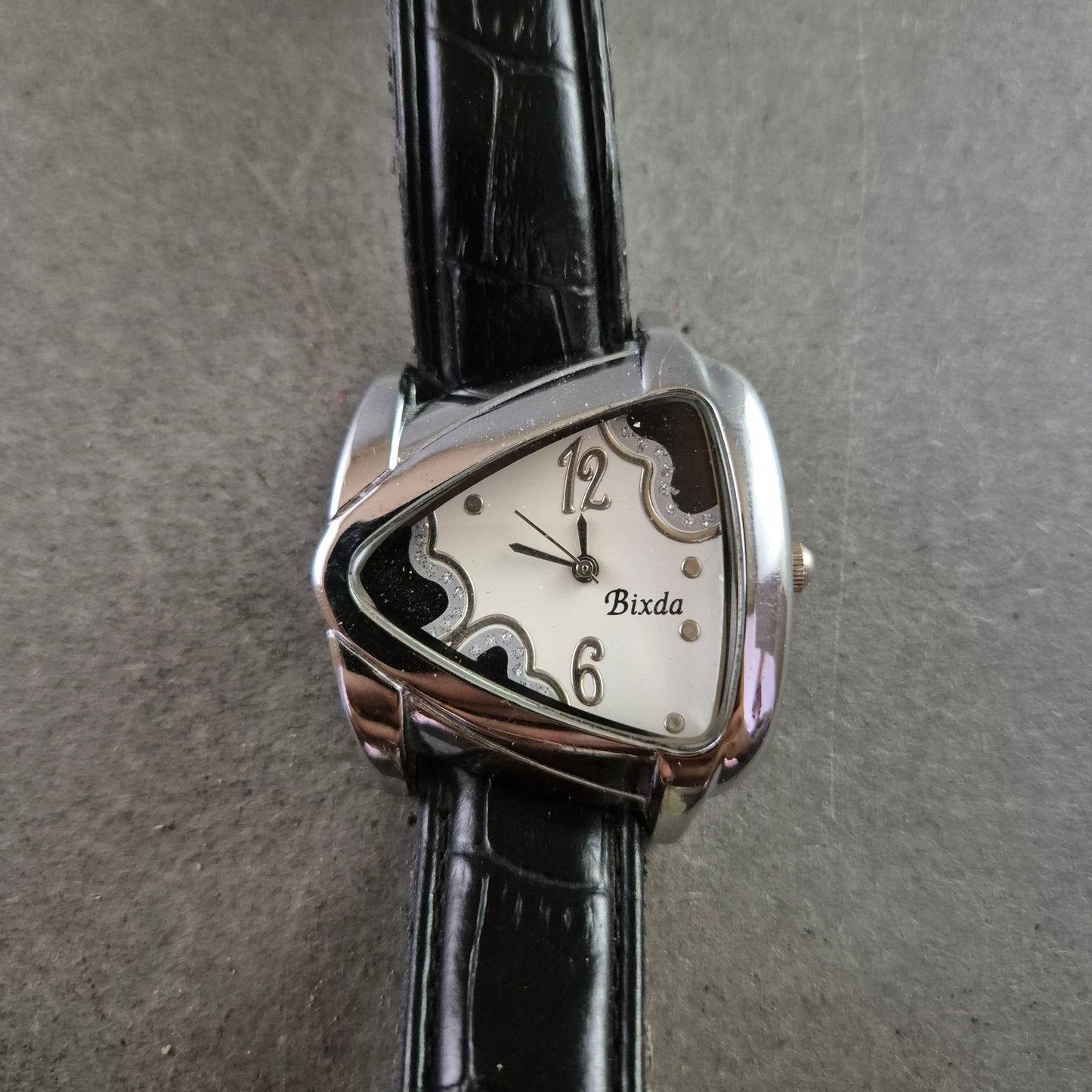 Extravagante Damen Uhr Bixda mit Dreiecks-Zifferblatt und Lederband