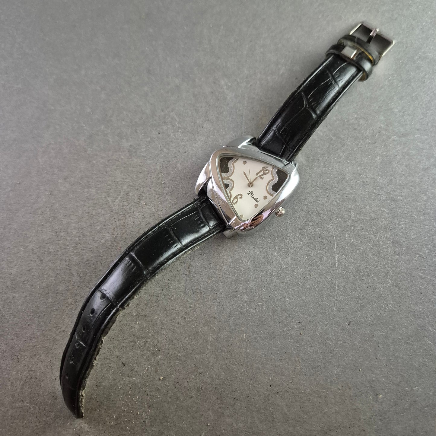 Extravagante Damen Uhr Bixda mit Dreiecks-Zifferblatt und Lederband