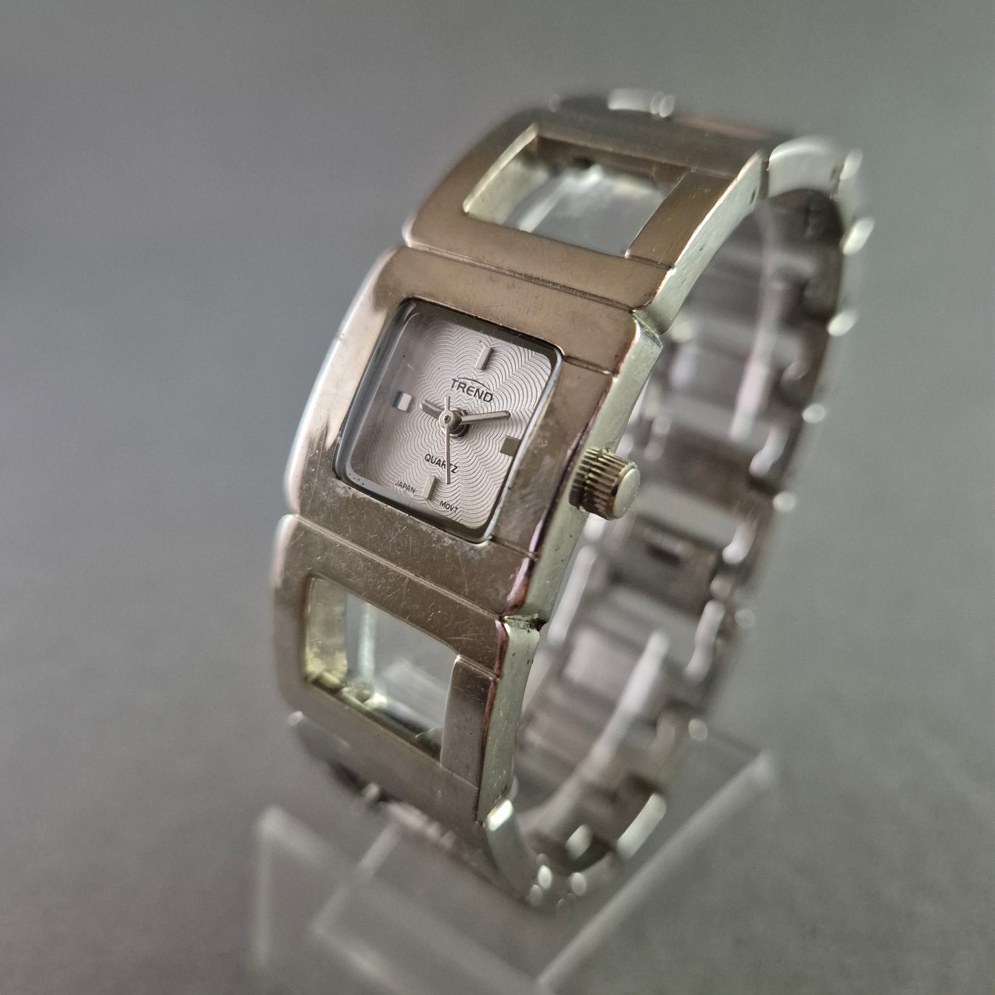 Moderne Damen Uhr TREND mit eckigem Gehäuse und Gliederarmband