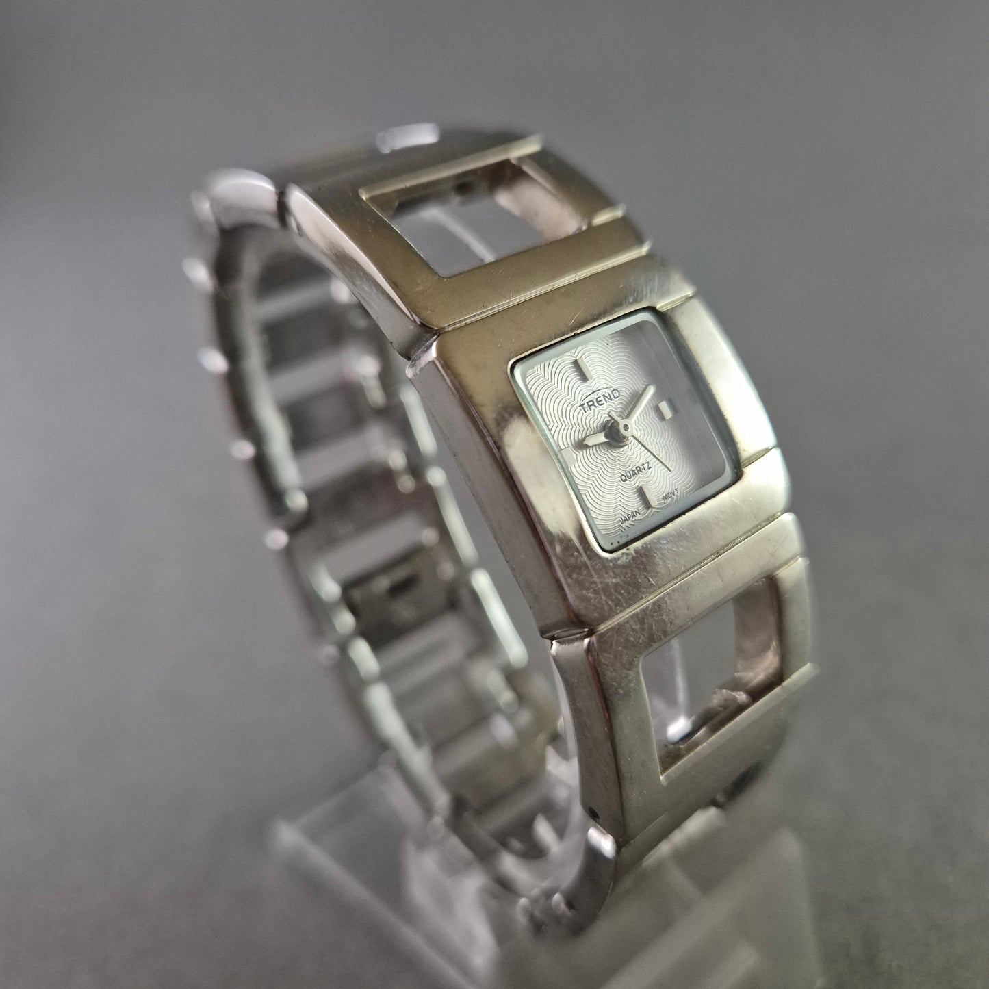 Moderne Damen Uhr TREND mit eckigem Gehäuse und Gliederarmband