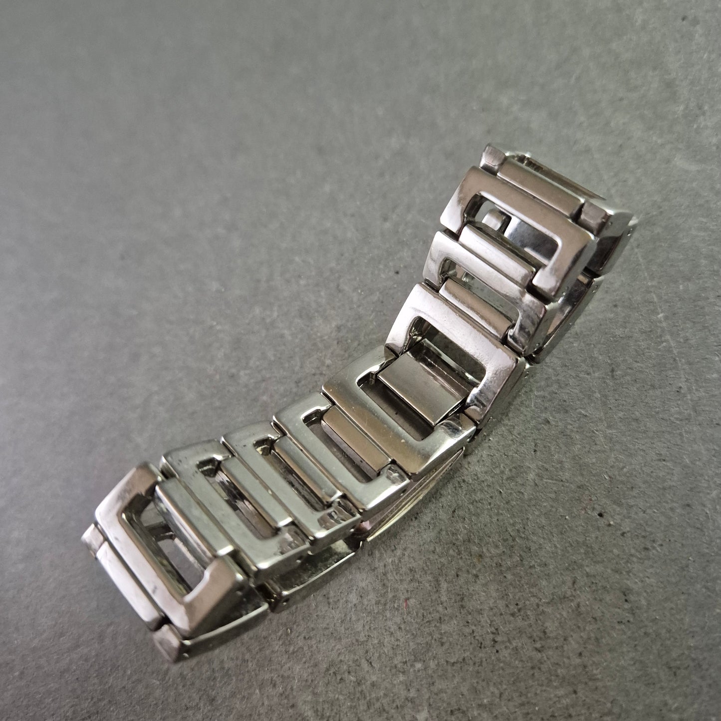 Moderne Damen Uhr TREND mit eckigem Gehäuse und Gliederarmband