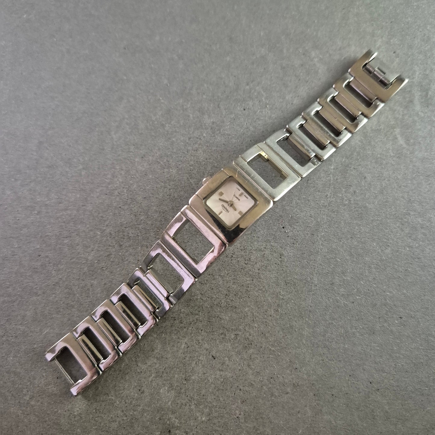 Moderne Damen Uhr TREND mit eckigem Gehäuse und Gliederarmband