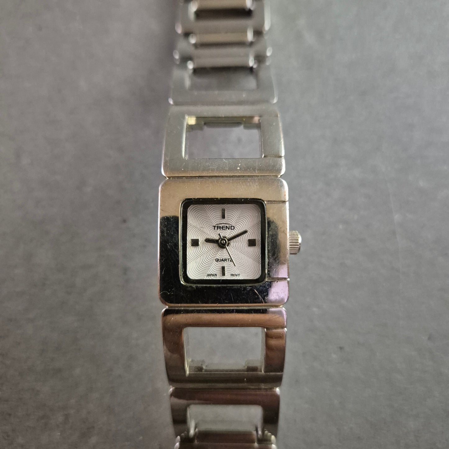 Moderne Damen Uhr TREND mit eckigem Gehäuse und Gliederarmband