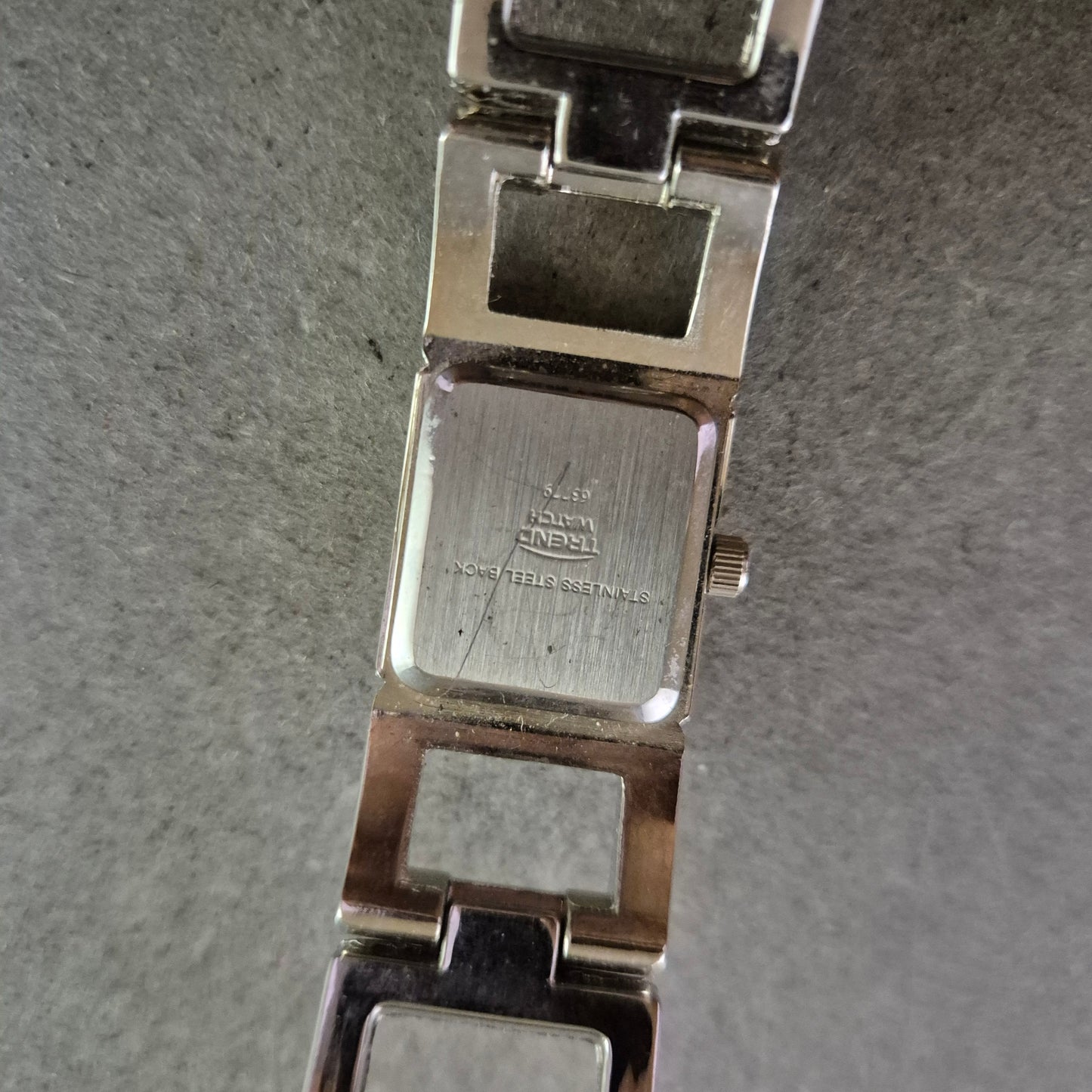 Moderne Damen Uhr TREND mit eckigem Gehäuse und Gliederarmband