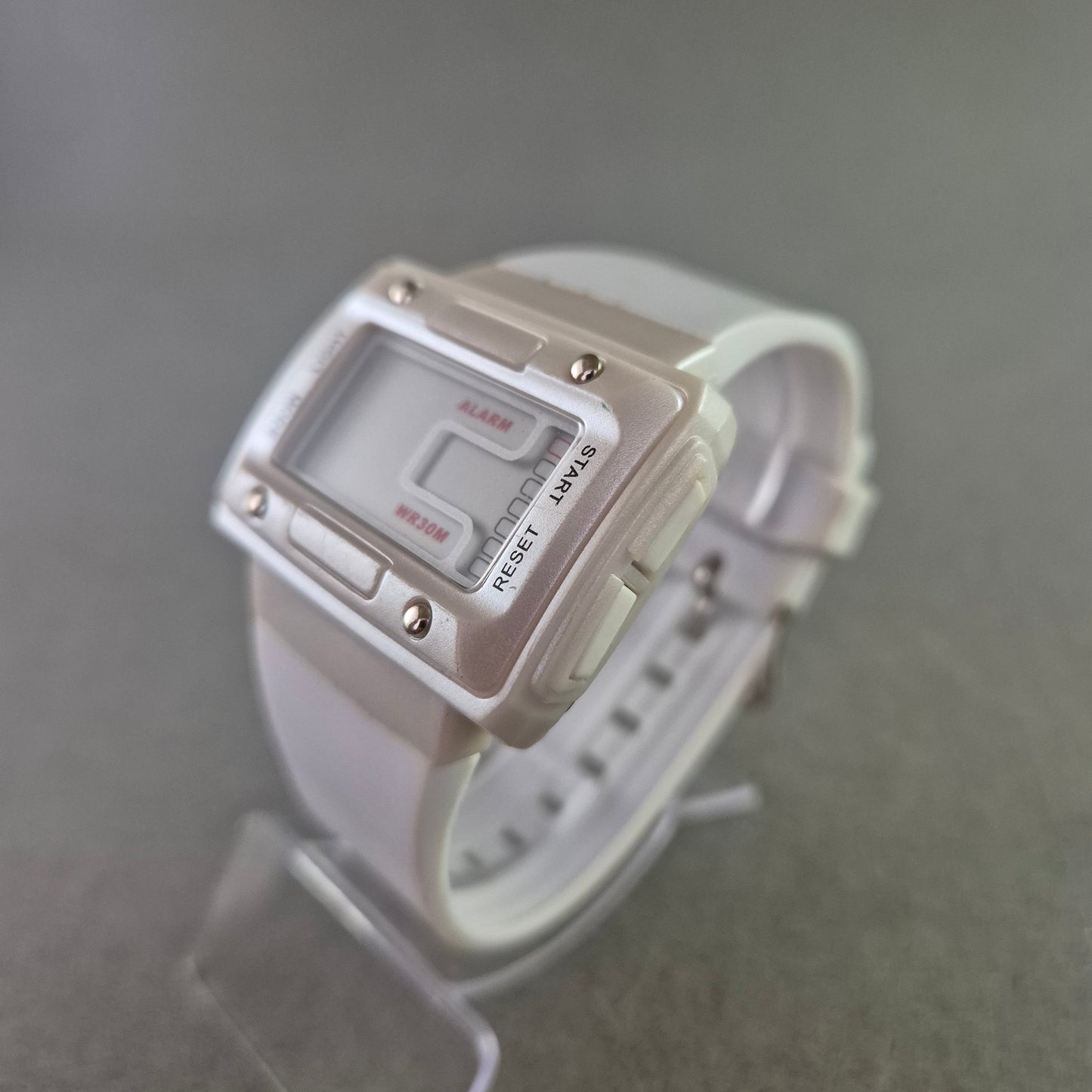 Sportliche Unisex Digital Uhr mit Alarm und weißem Silikonband