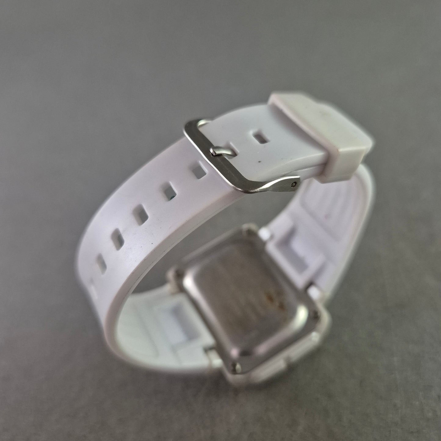 Sportliche Unisex Digital Uhr mit Alarm und weißem Silikonband