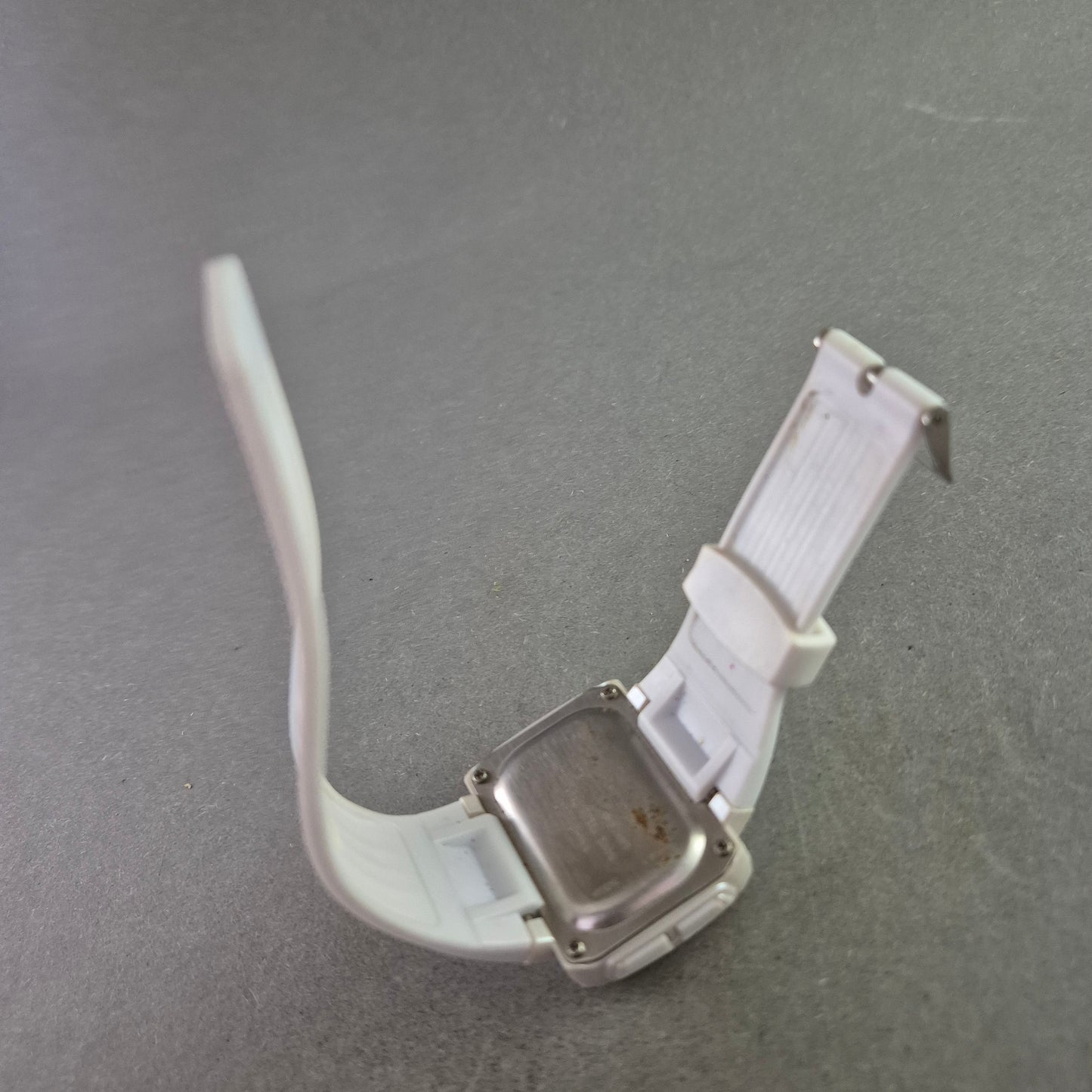 Sportliche Unisex Digital Uhr mit Alarm und weißem Silikonband