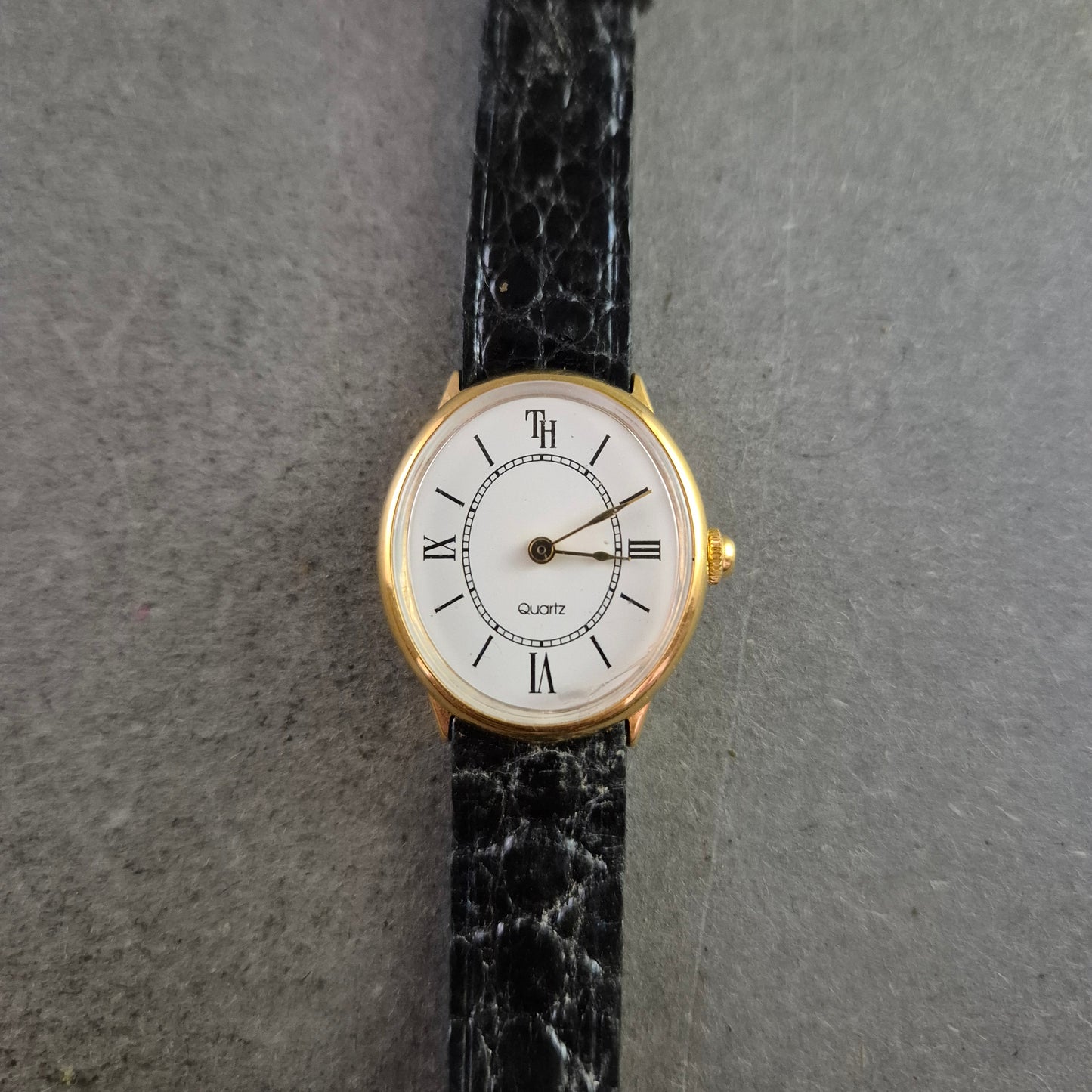 Klassische Damen Uhr TH mit römischen Ziffern und Krokoband