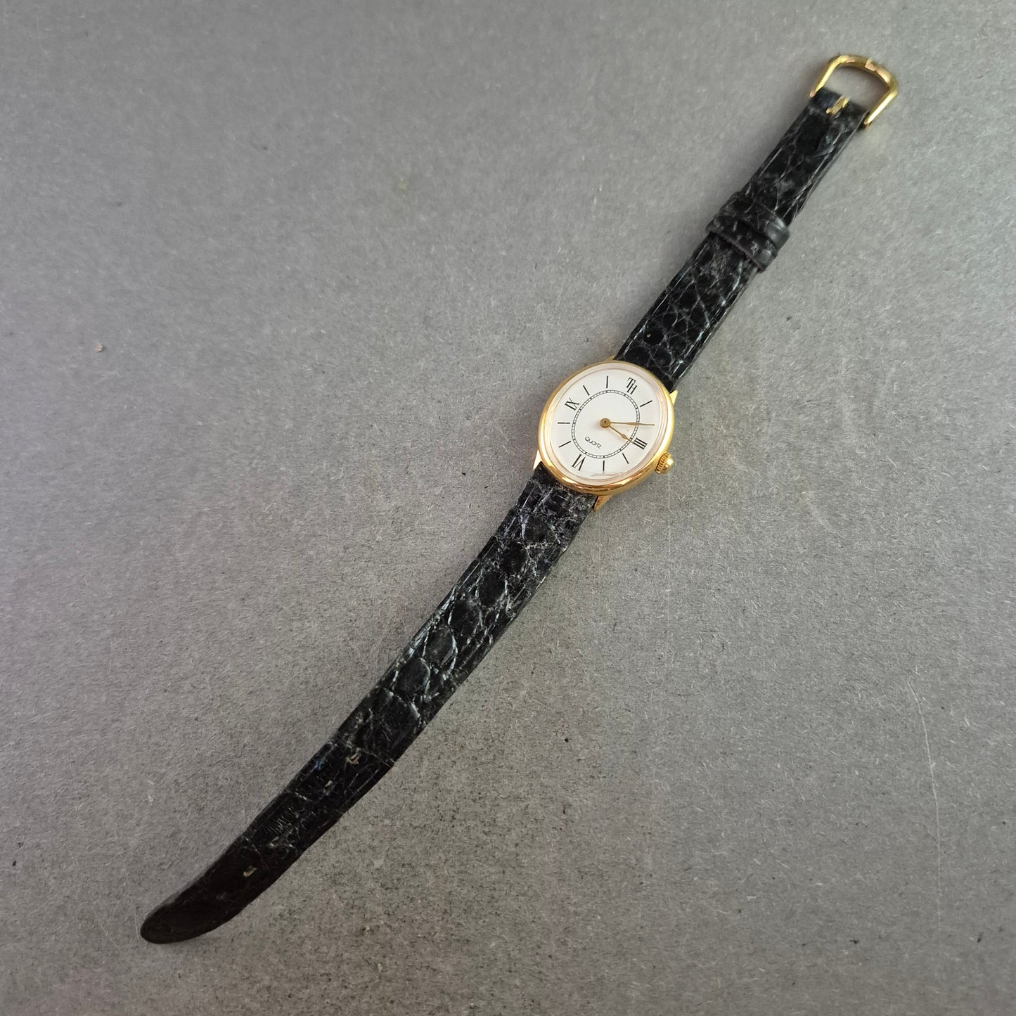 Klassische Damen Uhr TH mit römischen Ziffern und Krokoband