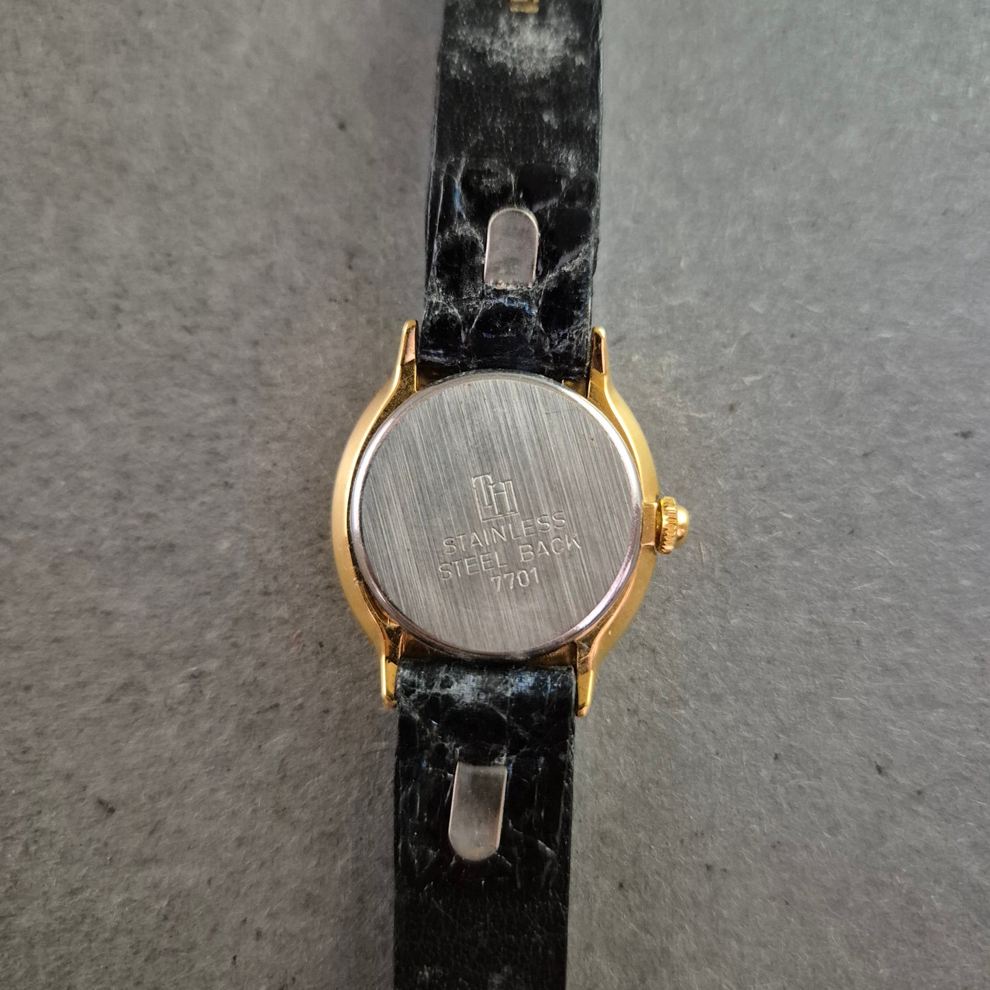 Klassische Damen Uhr TH mit römischen Ziffern und Krokoband