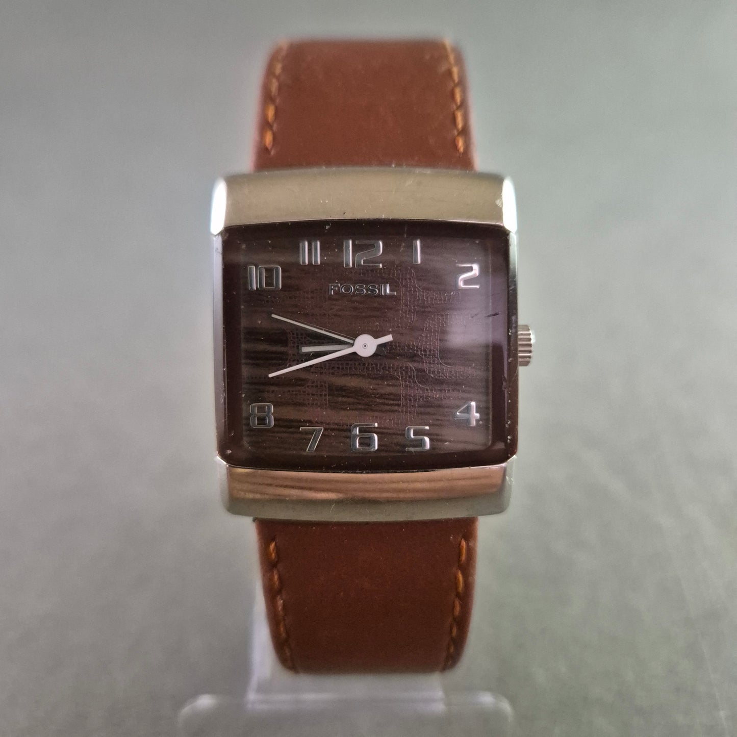 Moderne Damen Uhr Fossil mit braunem Lederband und markantem Zifferblatt