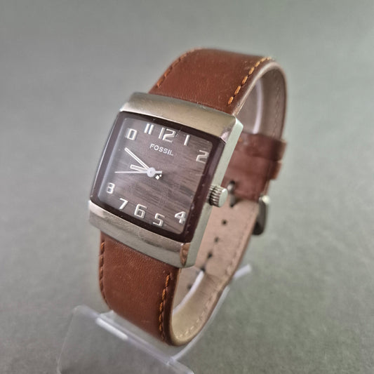 Moderne Damen Uhr Fossil mit braunem Lederband und markantem Zifferblatt