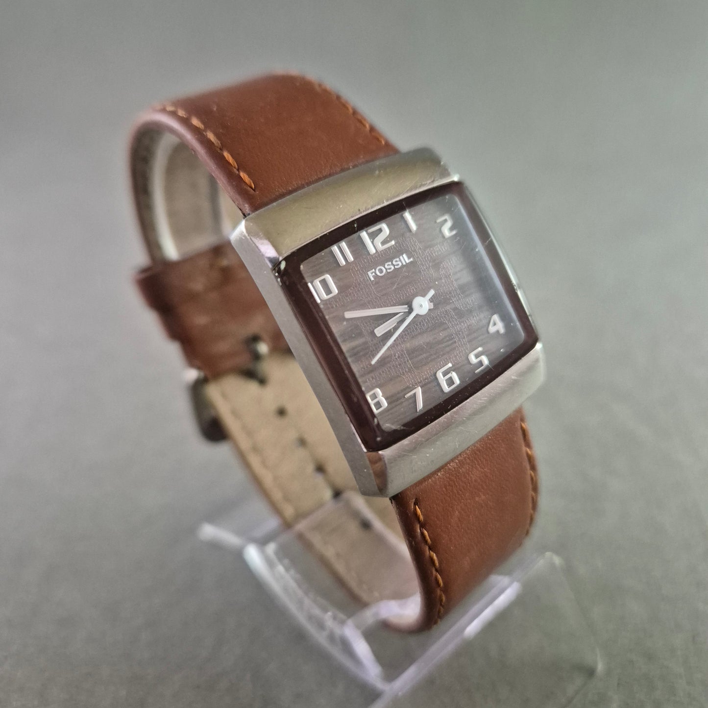 Moderne Damen Uhr Fossil mit braunem Lederband und markantem Zifferblatt