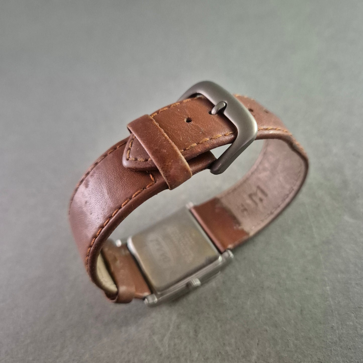 Moderne Damen Uhr Fossil mit braunem Lederband und markantem Zifferblatt