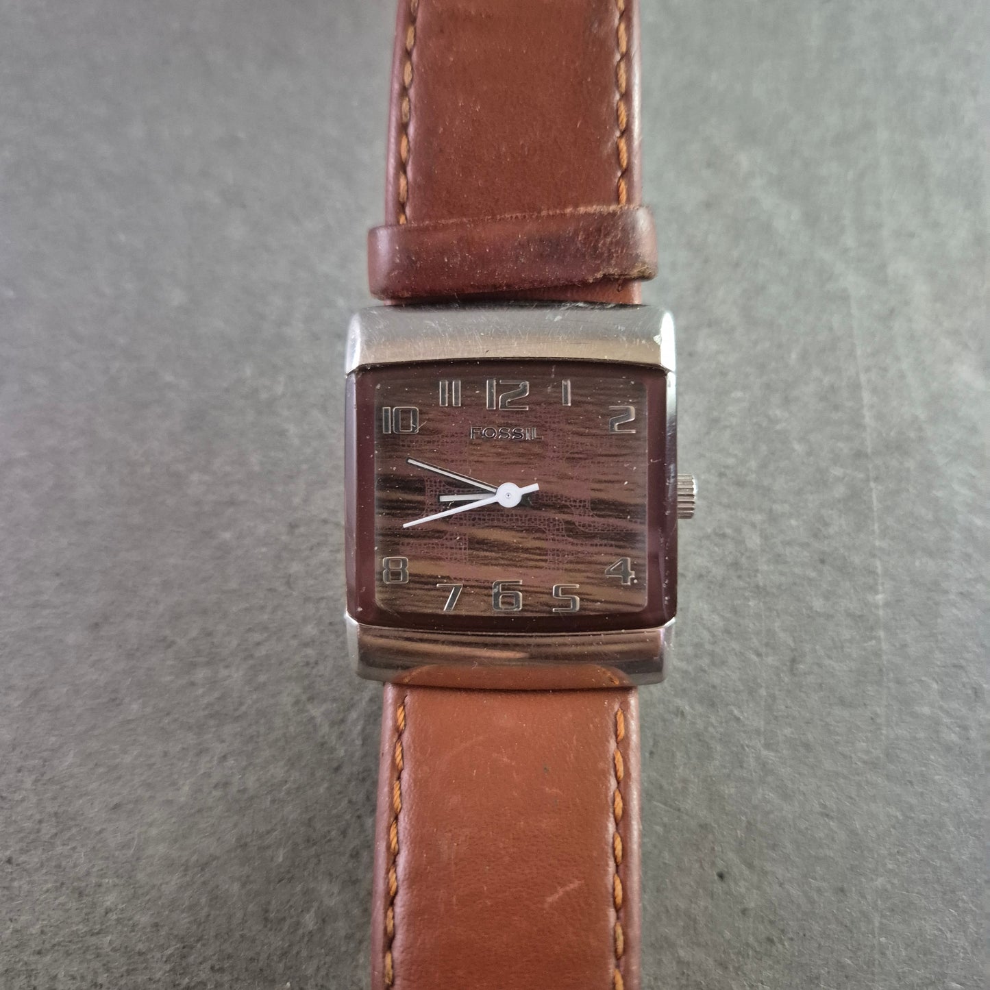 Moderne Damen Uhr Fossil mit braunem Lederband und markantem Zifferblatt